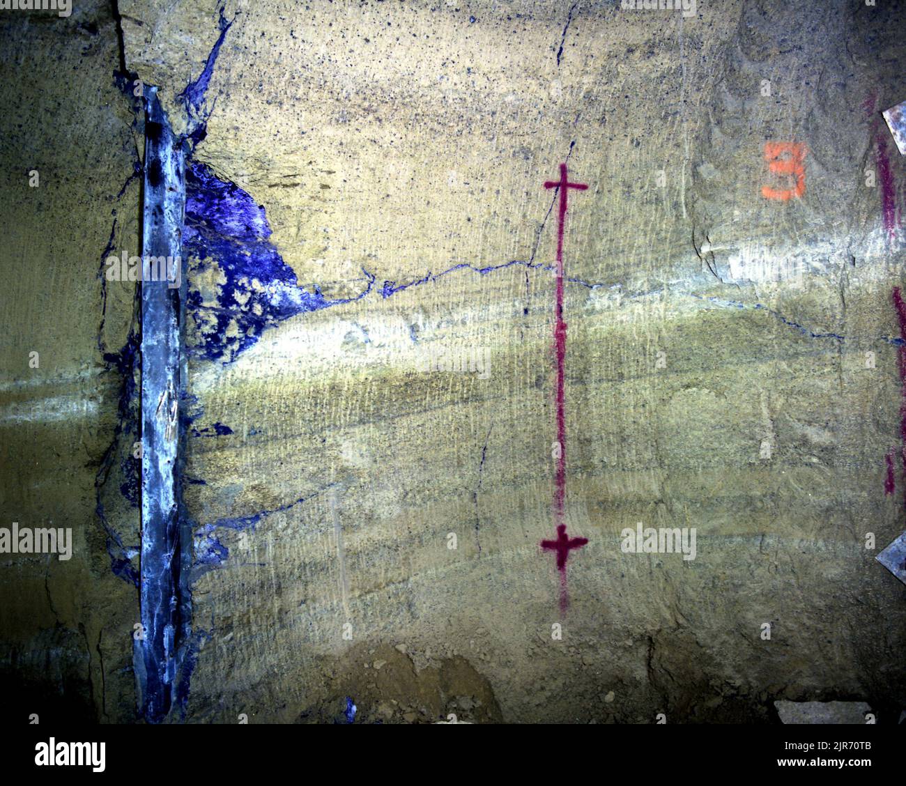 A861370 U12G GTSF CHU (PROJECT ENGINEER) NOV 21 86 EG&G/NTS PHOTO LAB VERÖFFENTLICHUNGSDATUM: 11/21/1986 CHU, T. Y.; CHU, TZE YAO 'T.Y'; EDGERTON, GERMESHAUSEN & GRIER; EG&G; GTSF; GEKENNZEICHNET; METALLSTÄBE; NEVADA; NEVADA TESTGELÄNDE; NTS; KERNENERGIETECHNIK; KERNWAFFENTESTS; ATOMTESTS; GESTEINE; GESTEINE UND MINERALIEN (VERSCHIEDENES); GESTEINE (VERSCHIEDENES); TESTSTANDORTE; GETUNNELT; TUNNEL; U12G; UGT; U-BAHN; UNTERIRDISCHE TESTS; WAFFENEFFEKTE; HISTORISCHE Bilder DER WAFFENTECHNIK. 1972 - 2012. Energieministerium. National Nuclear Security Administration. Fotos im Zusammenhang mit Atomwaffentests bei Stockfoto