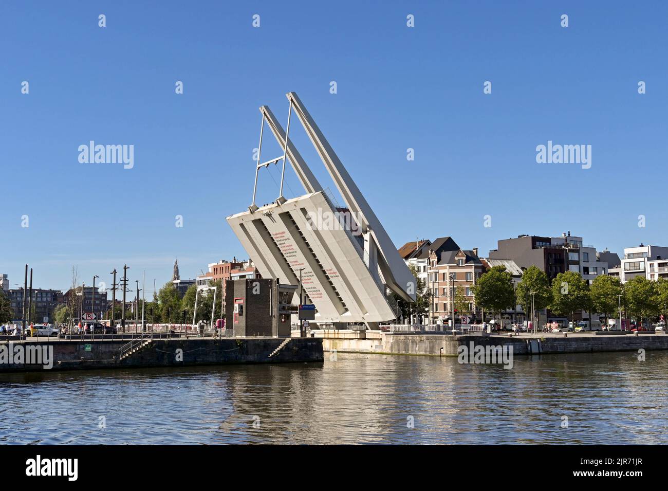 Antwerpen, Belgien - 2022. August: Eine Brücke in einem der Häfen der Stadt in der erhöhten Position im frühen Morgenlicht Stockfoto
