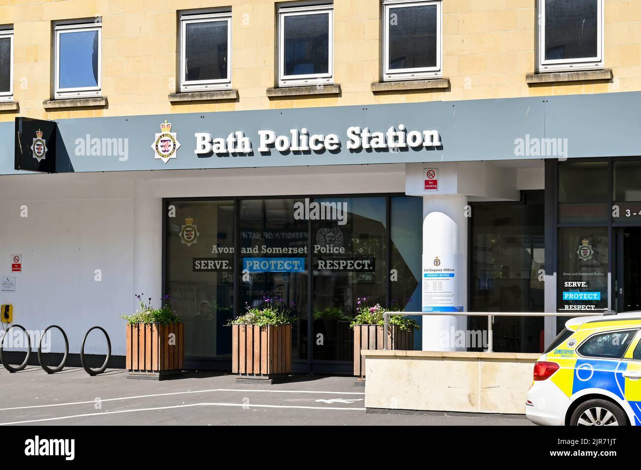 Bath, Somerset, ERngland - Juli 2022: Vorderansicht des Eingangs zur Polizeistation Bath im Stadtzentrum Stockfoto