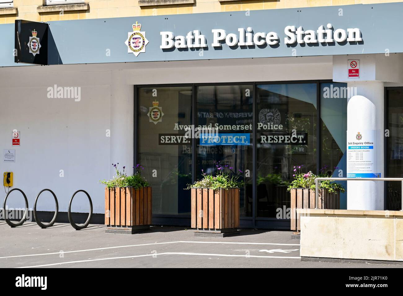 Bath, Somerset, ERngland - Juli 2022: Vorderansicht des Eingangs zur Polizeistation Bath im Stadtzentrum Stockfoto