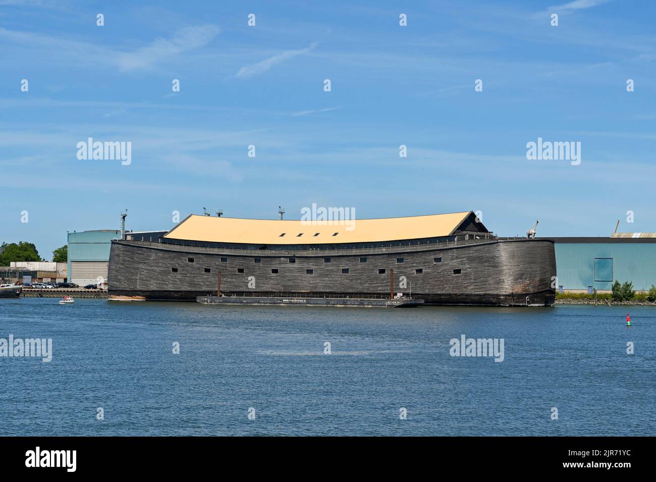 Rotterdam, Niederlande - August 2022: Große Nachbildung der Arche Noah aus Holz Stockfoto