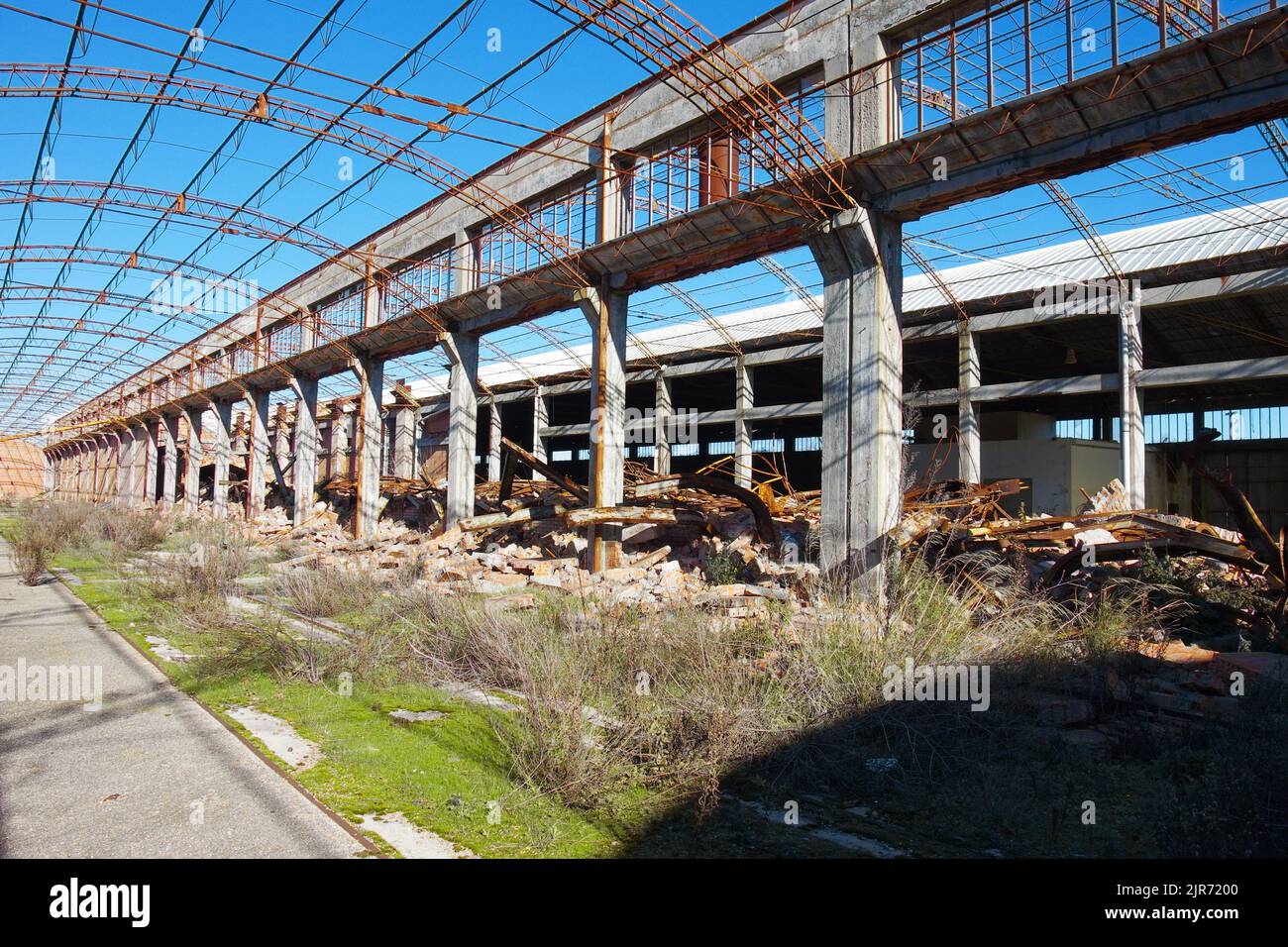 Alte verlassene und verfallende Fabrik, jetzt ist alles durch Rost korrodiert und die Zeit zersetzt alles Stockfoto