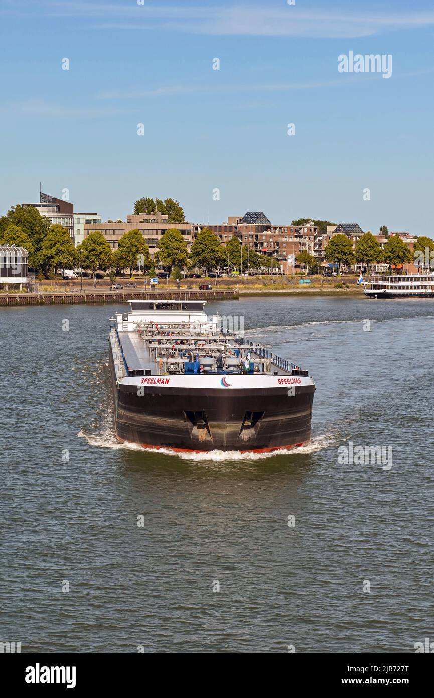 Rotterdam, Niederlande - 2022. August: Industrietanker Speelman fährt auf dem Nieuwe Maas Fluss, der durch das Zentrum der Stadt fließt Stockfoto