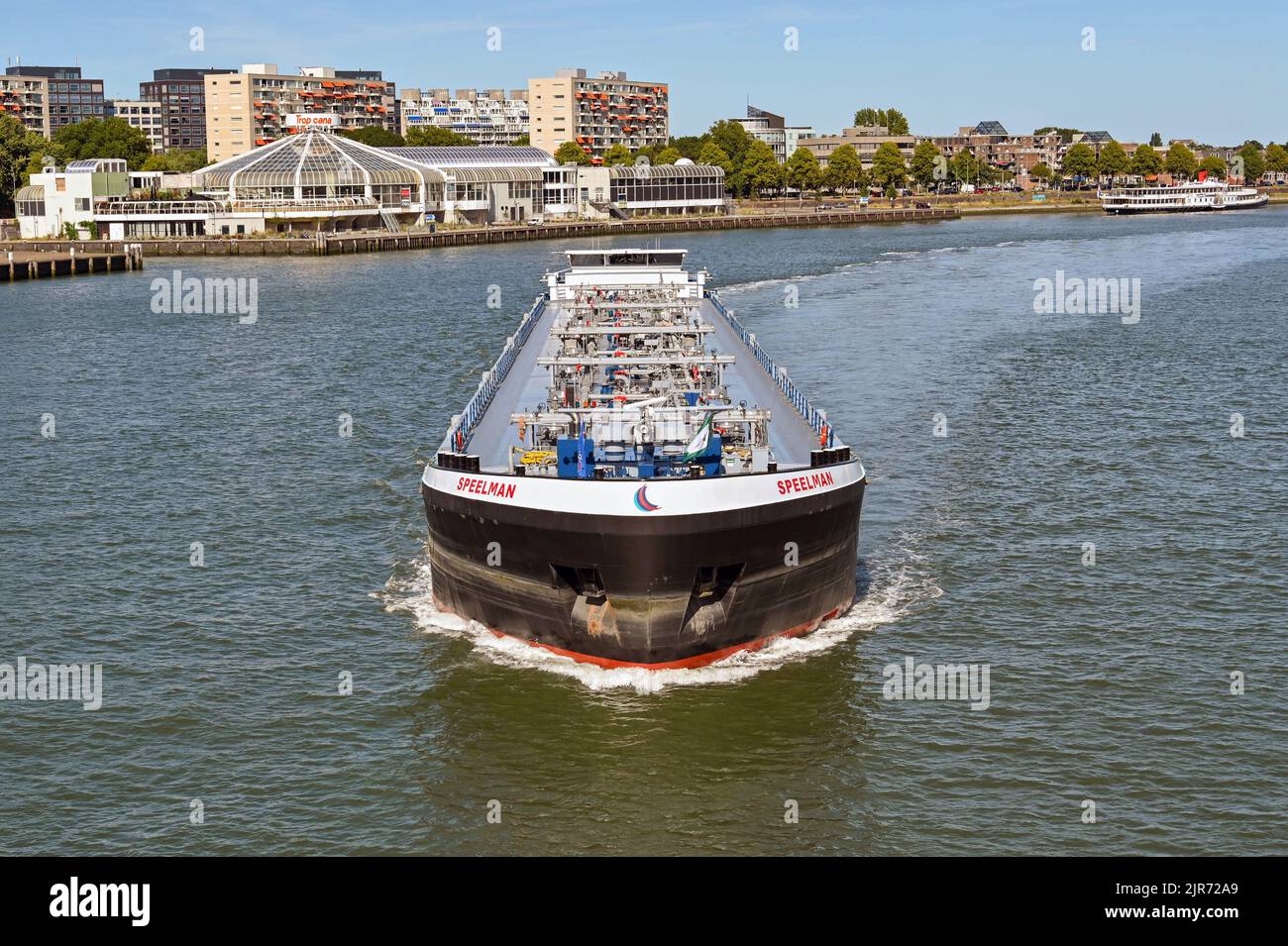 Rotterdam, Niederlande - 2022. August: Industrietanker Speelman fährt auf dem Nieuwe Maas Fluss, der durch das Zentrum der Stadt fließt Stockfoto