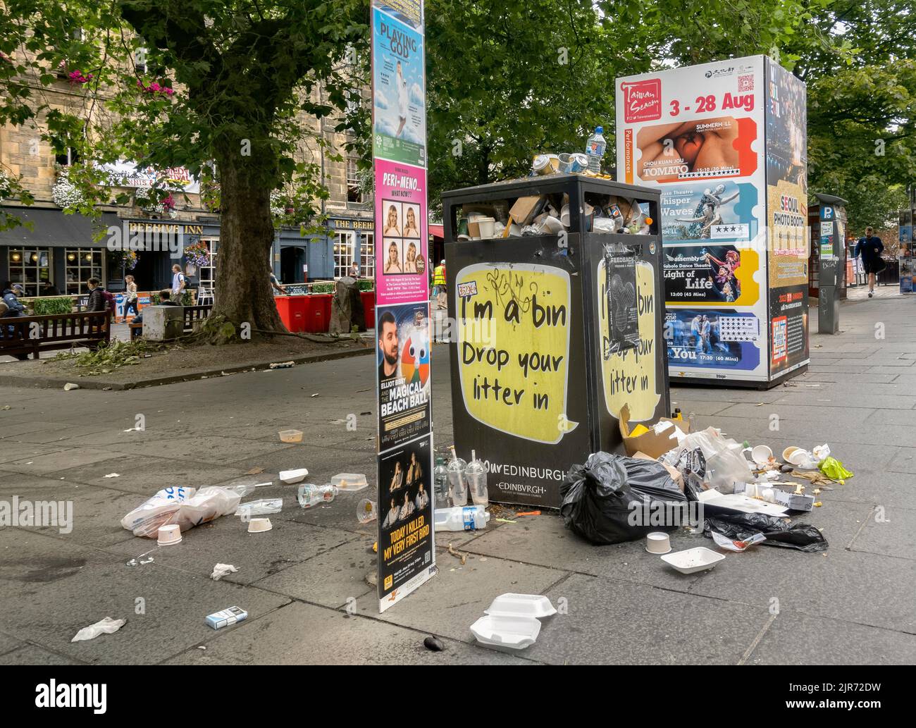 Edinburgher Müll überläuft, während die mitarbeiter des rates während des Edinburgh Festivals 2022 streiken. Stockfoto