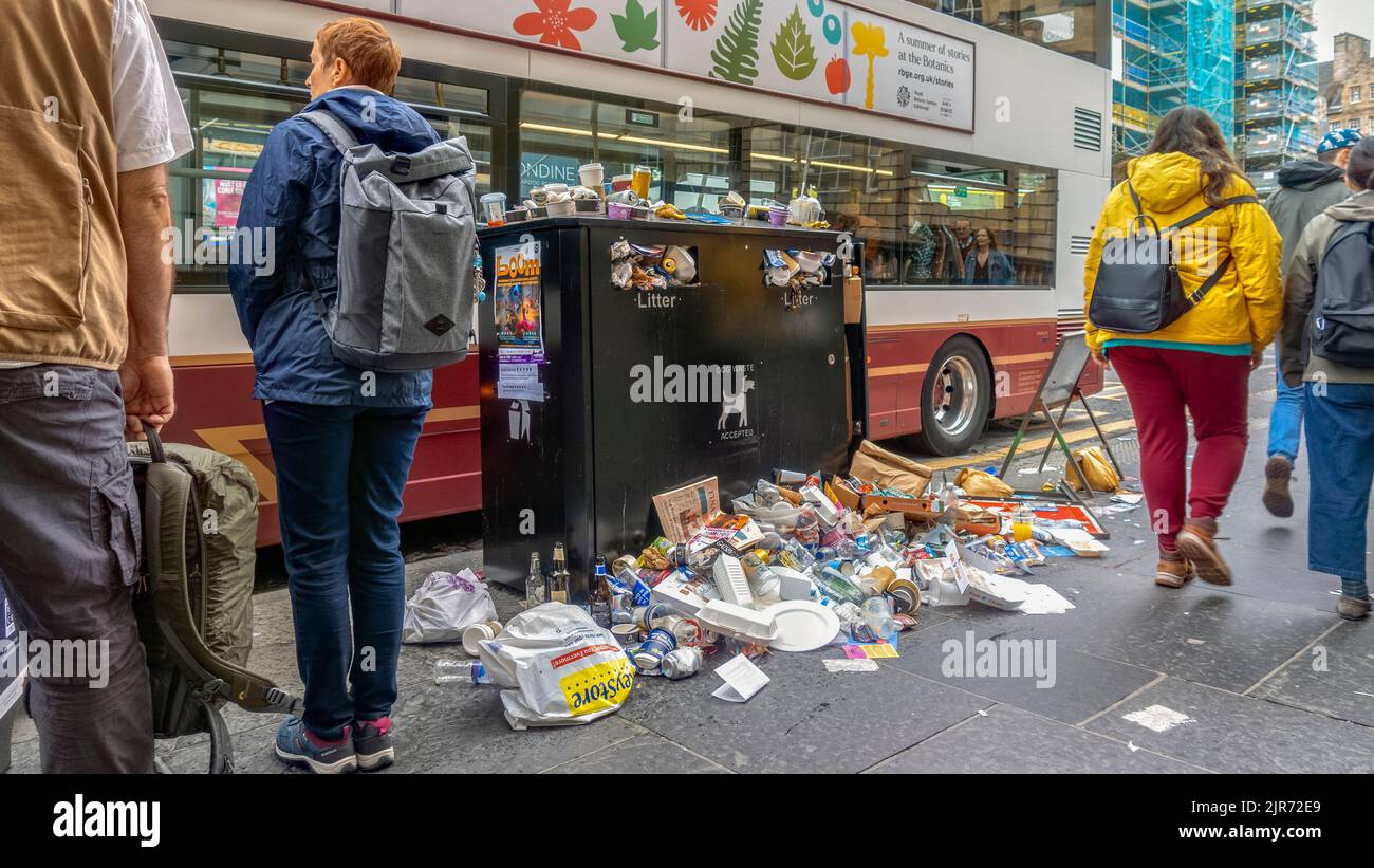 Edinburgher Müll überläuft, während die mitarbeiter des rates während des Edinburgh Festivals 2022 streiken. Stockfoto
