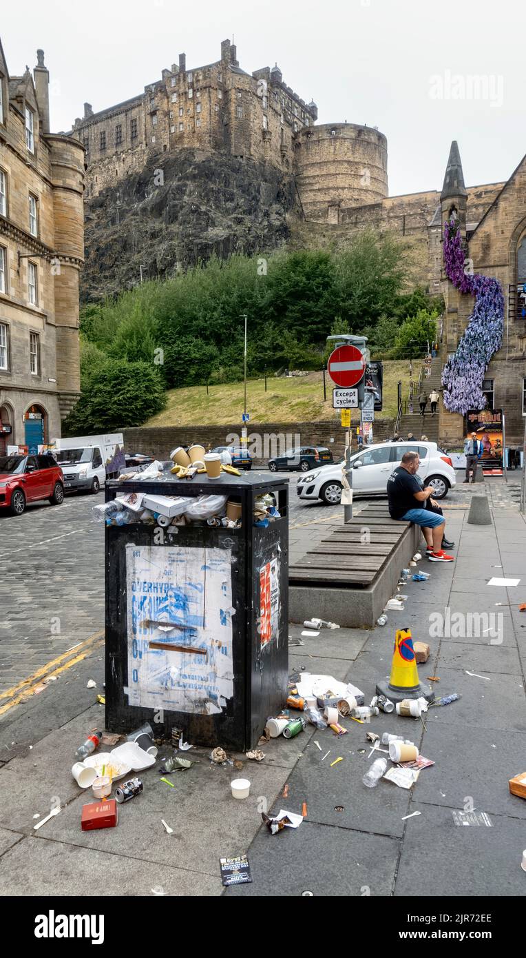 Edinburgher Müll überläuft, während die mitarbeiter des rates während des Edinburgh Festival 2022 streiken - Edinburgh Castle im Hintergrund. Stockfoto