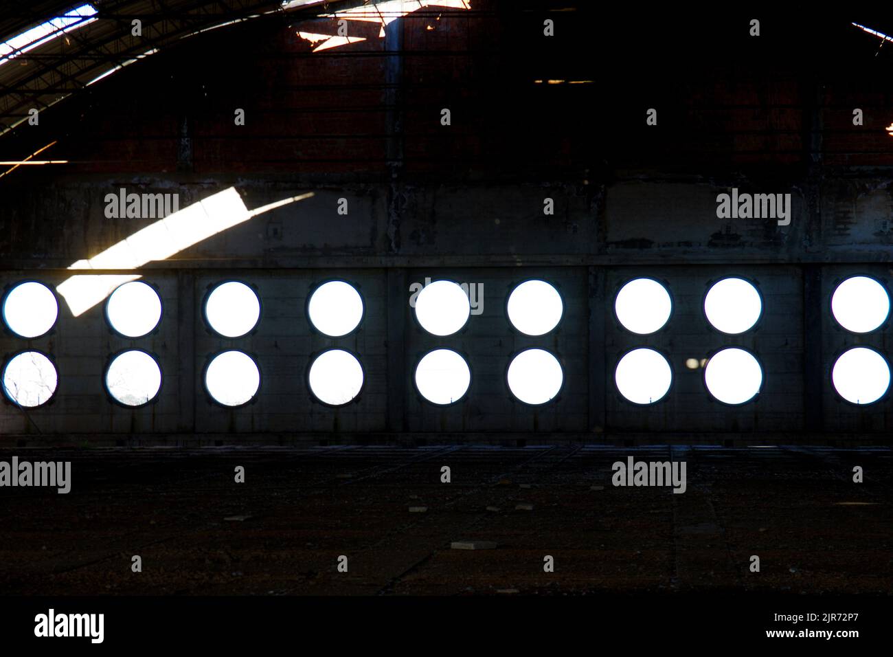 Alte verlassene und verfallende Fabrik, jetzt ist alles durch Rost korrodiert und die Zeit zersetzt alles Stockfoto