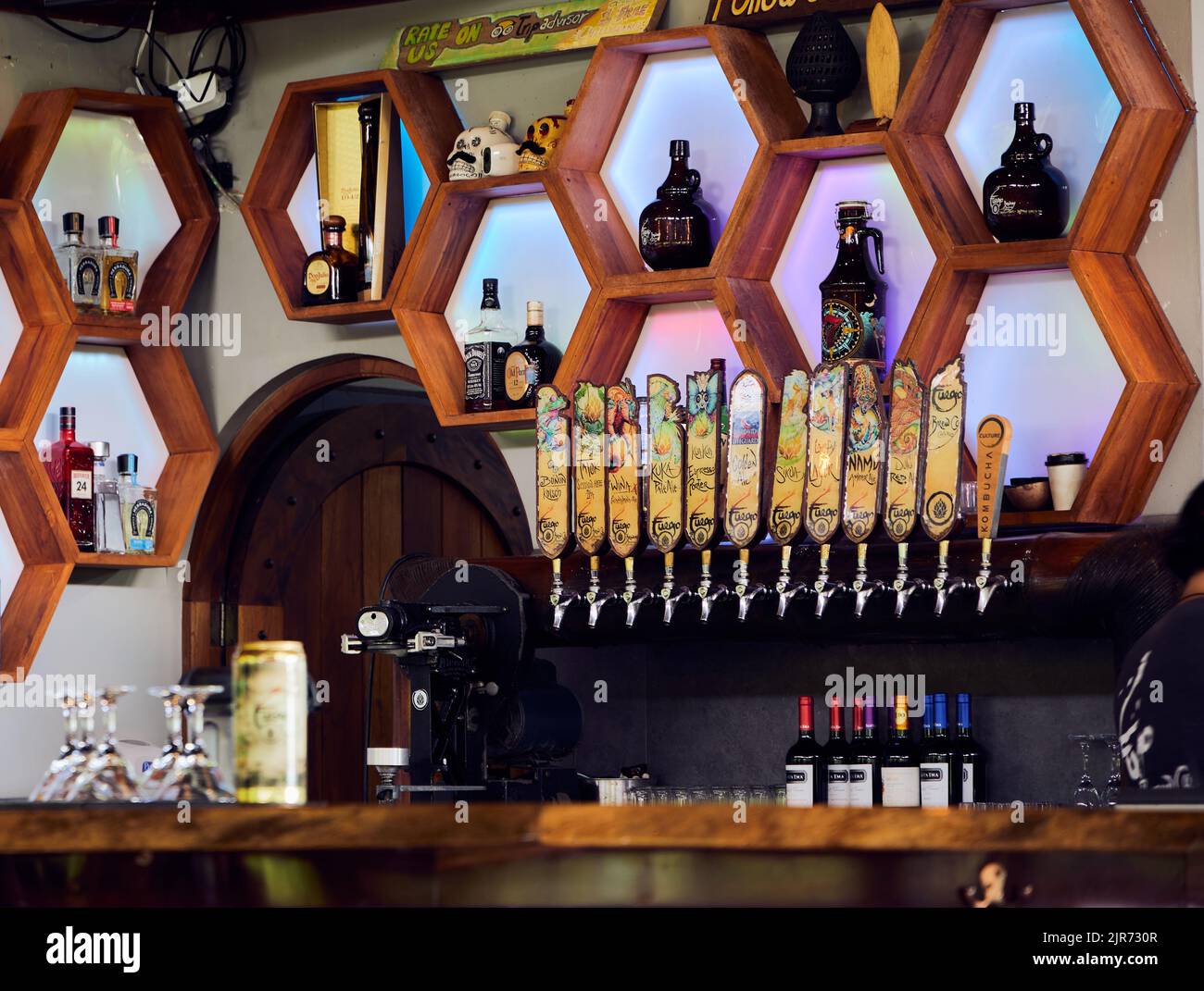Die Bar mit verschiedenen Alkoholen in einer Brauereibar in Dominical Costa Rica b Stockfoto