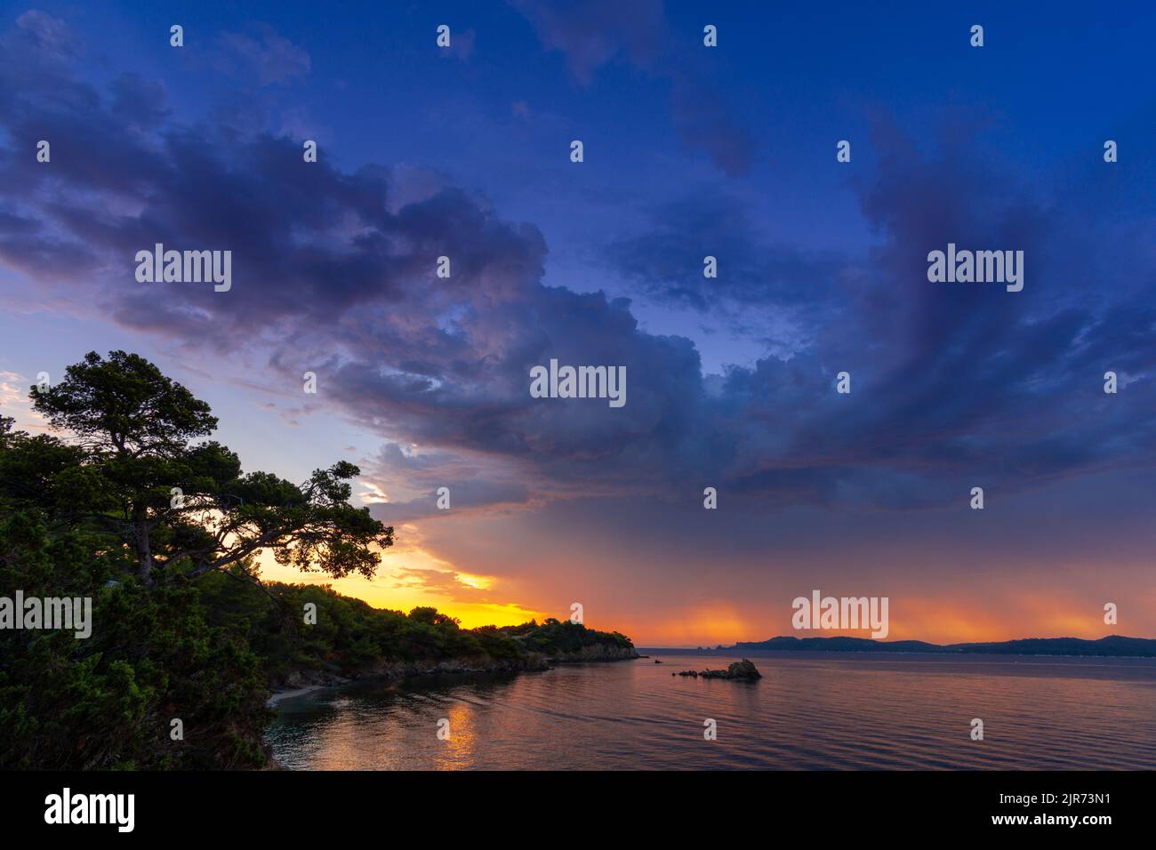 Erste Morgenröte an der französischen Riviera (Côte d'Azur), im Süden Frankreichs Stockfoto