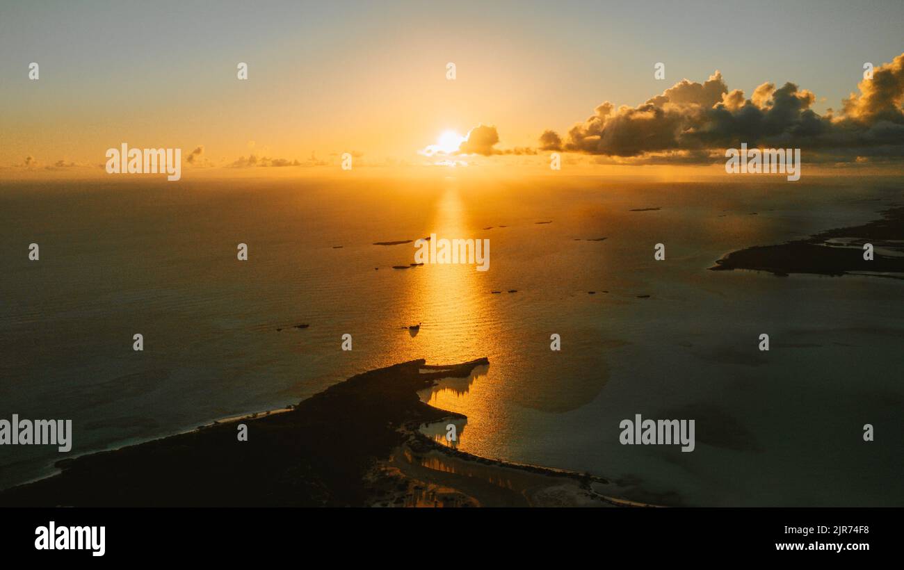Luftaufnahme des Sonnenaufgangs über den Inseln Exuma, Bahamas Stockfoto