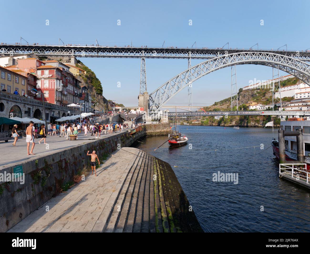 Ribeira-Viertel in Porto Portugal an einem Sommerabend mit dem Douro und der Luis-I-Brücke. Stockfoto