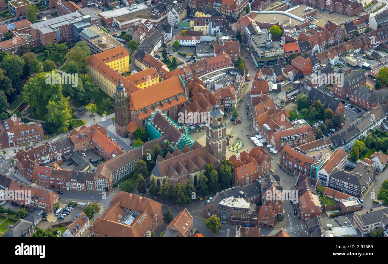 Luftbild, Altstadt und grüner Altstadtring mit katholischer St. Lamberti Kirche am Marktplatz, Rathaus mit Sanierung, evang. kirche am Th Stockfoto