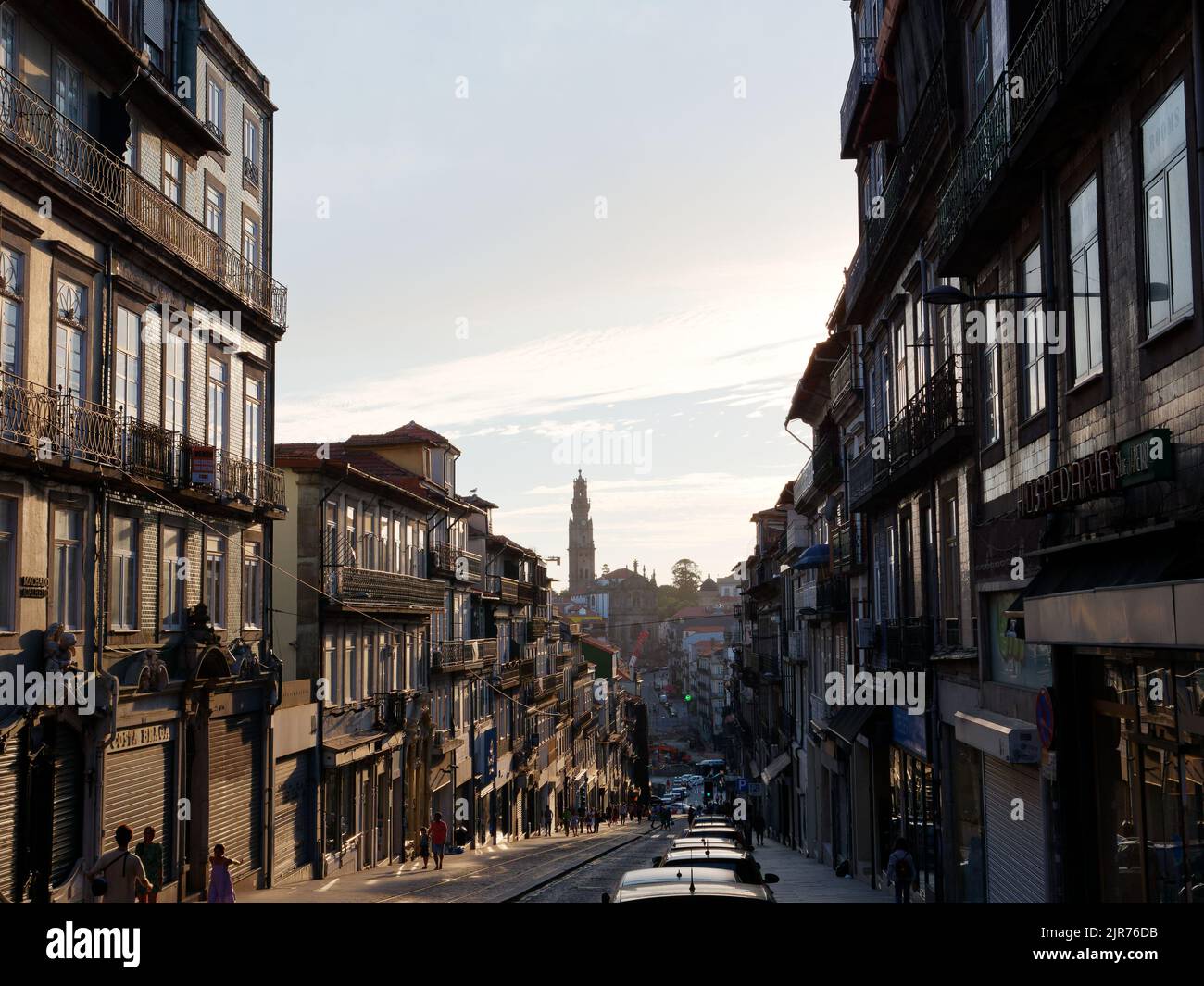 Blick auf die Rua de 31 de Janeiro (Straße 31. Januar) in Portos Altstadt in Richtung Clerigos-Kirche und Turm im Hintergrund. Stockfoto