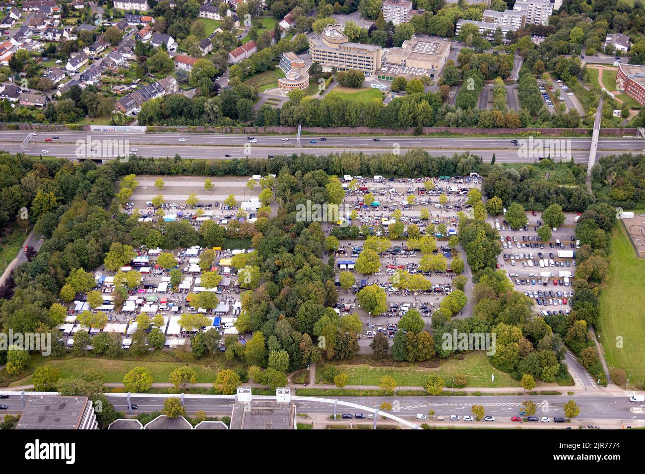 Luftaufnahme, Flohmarkt auf dem Parkplatz der Universität Dortmund im Landkreis Eichlinghofen in Dortmund, Ruhrgebiet, Nordrhein-Westfalen Stockfoto