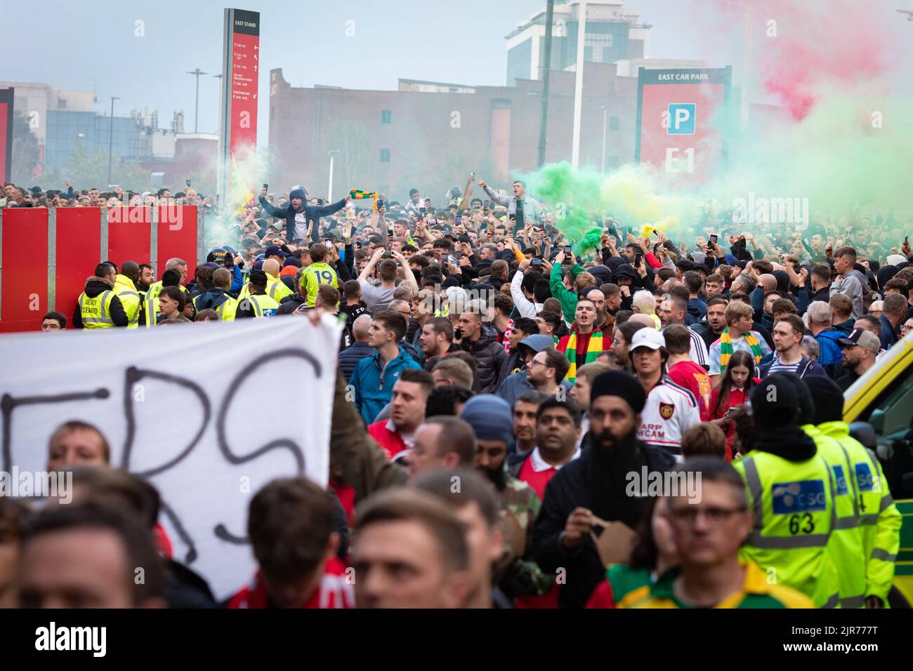 Manchester, Großbritannien. 22. August 2022. Man United-Fans kommen vor ihrem Spiel gegen Liverpool in Old Trafford an. Die Proteste gegen die Glasuren des Clubs gehen weiter. Kredit: Andy Barton/Alamy Live Nachrichten Stockfoto