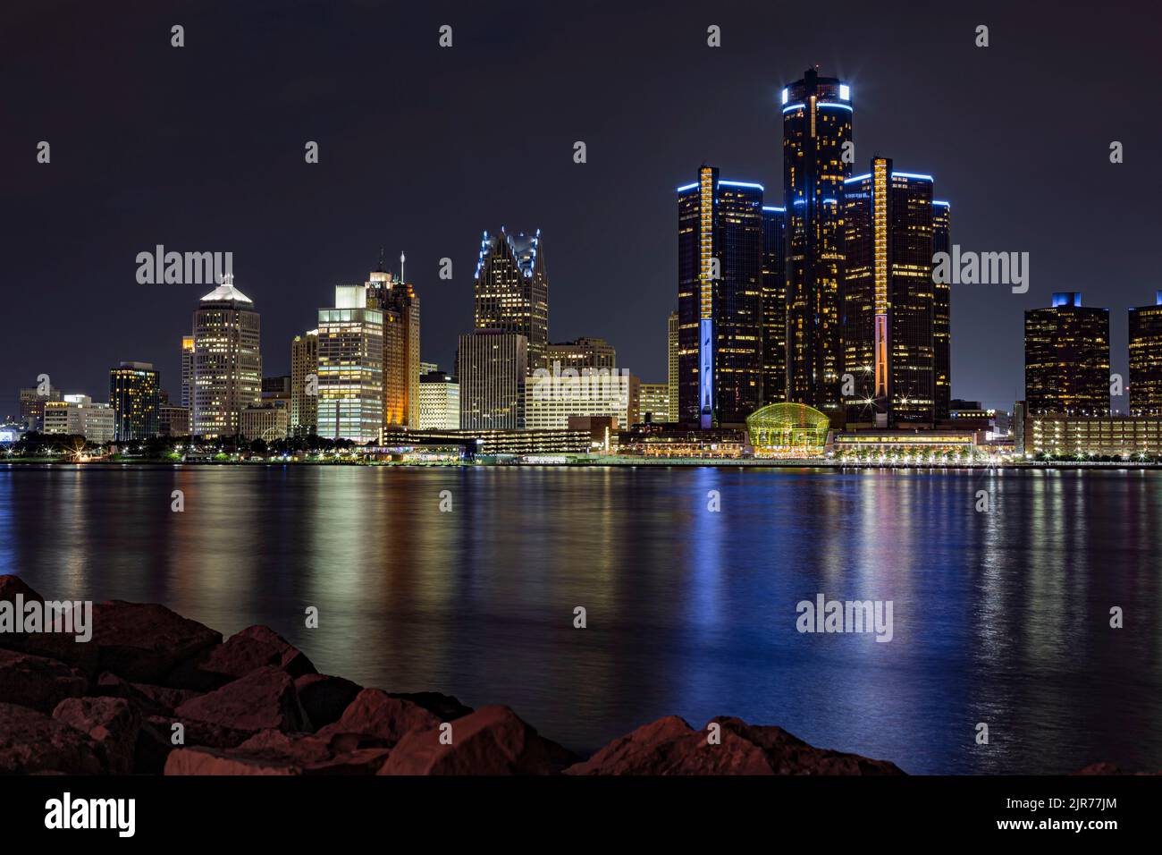 Die Skyline von Detroit, Michigan, zeigt ein beeindruckendes Bild, das man von Windsor, Ontario, über den Detroit River sieht. Stockfoto