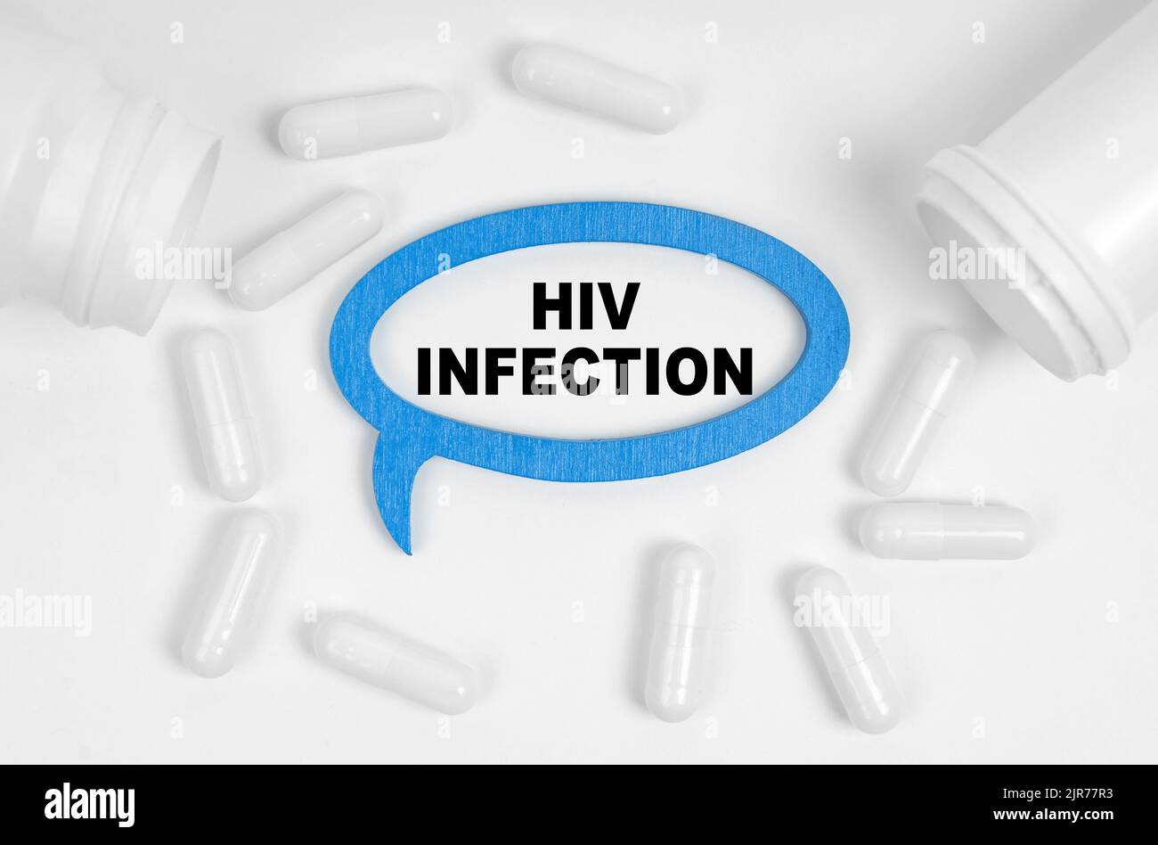 Medizinkonzept. Auf dem Tisch befinden sich Pillen und eine blaue Plakette, in der die Inschrift - HIV-Infektion Stockfoto