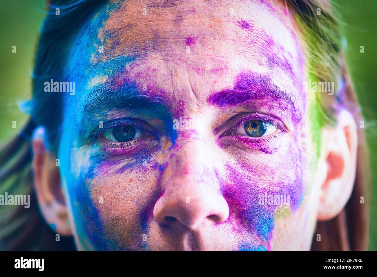 Augen nach einem Holi Festival in Blau- und violettfarben. Hochwertige Fotos Stockfoto