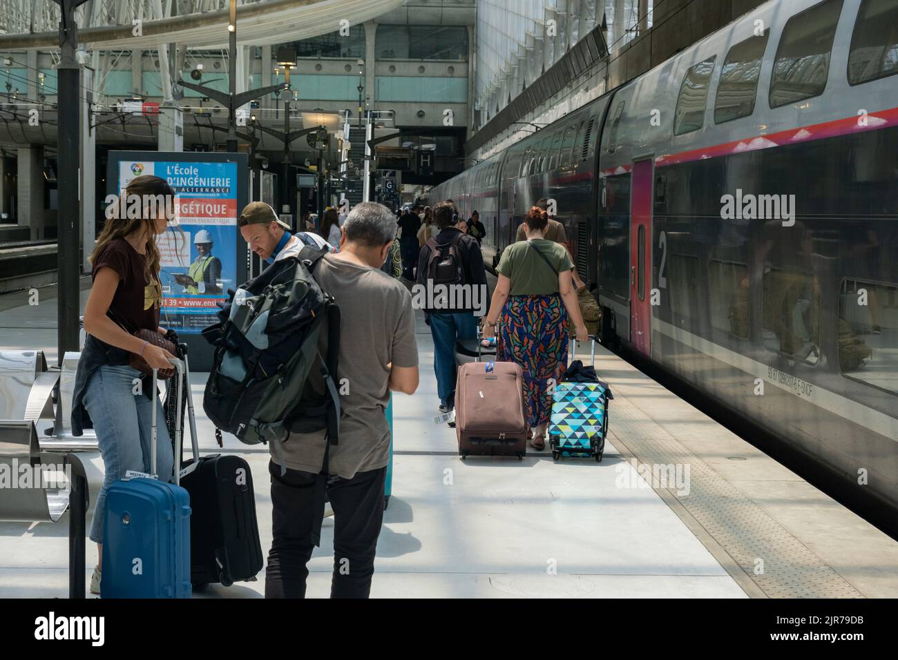 Roissy-en-France, Frankreich - 27. Juni 2022: Passagiere steigen am Bahnhof des Flughafens Paris-CDG in den TGV-Hochgeschwindigkeitszug ein Stockfoto