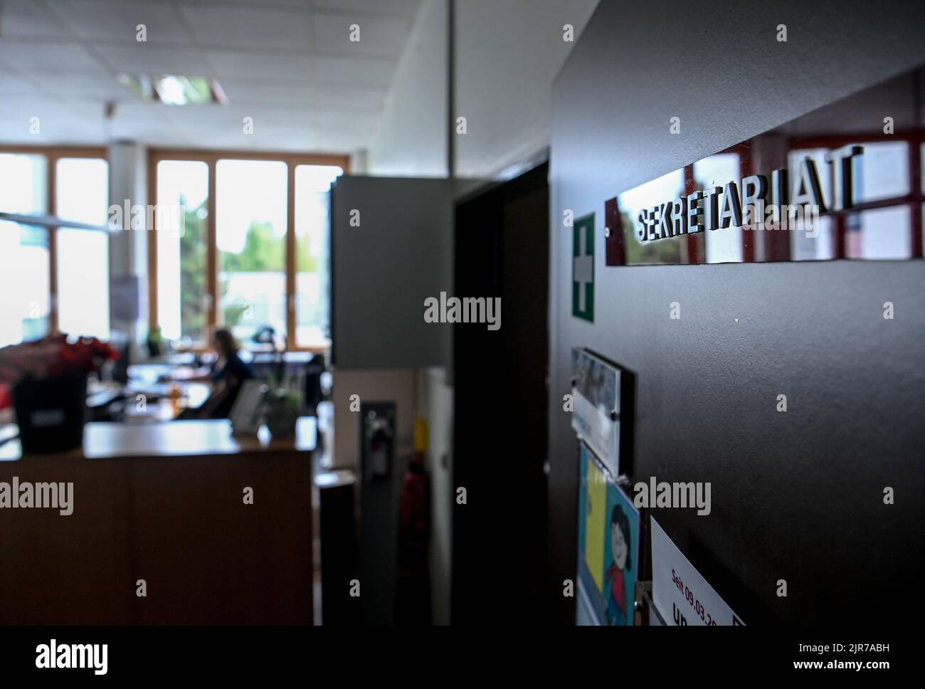 Berlin, Deutschland. 22. August 2022. Das Sekretariat der Schule in der Köllnischen Heide in Neukölln. Quelle: Jens Kalaene/dpa/Alamy Live News Stockfoto Berlin, Deutschland. 22. August 2022. Das Sekretariat der Schule in der Köllnischen Heide in Neukölln. Quelle: Jens Kalaene/dpa/Alamy Live News Stockfoto