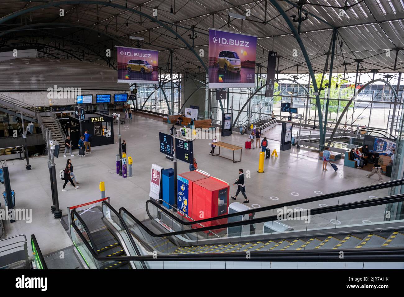 Lille, Frankreich - 27. Juni 2022: Innenansicht des Bahnhofs Lille-Europe Stockfoto