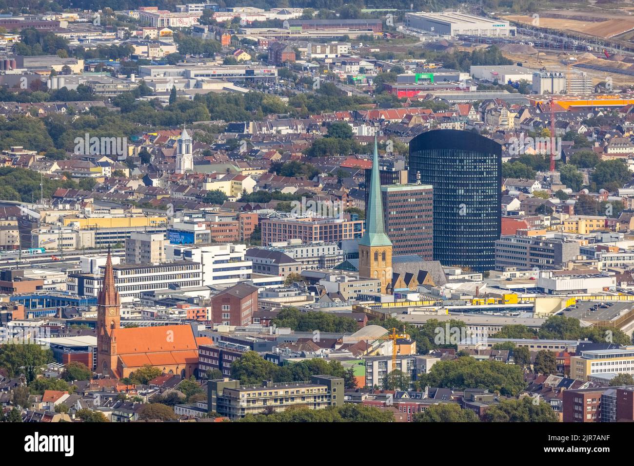 Blick in die Innenstadt mit der Grabeskirche, der St. Peter-Lutherischen Kirche, dem Sparkassenhochhaus und dem RWE-Turm im Stadtteil Dortmund, R Stockfoto