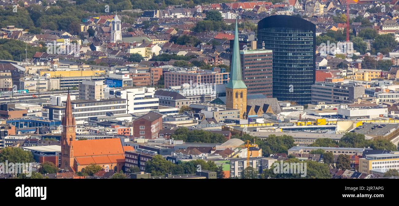 Blick in die Innenstadt mit der Grabeskirche, der St. Peter-Lutherischen Kirche, dem Sparkassenhochhaus und dem RWE-Turm im Stadtteil Dortmund, R Stockfoto