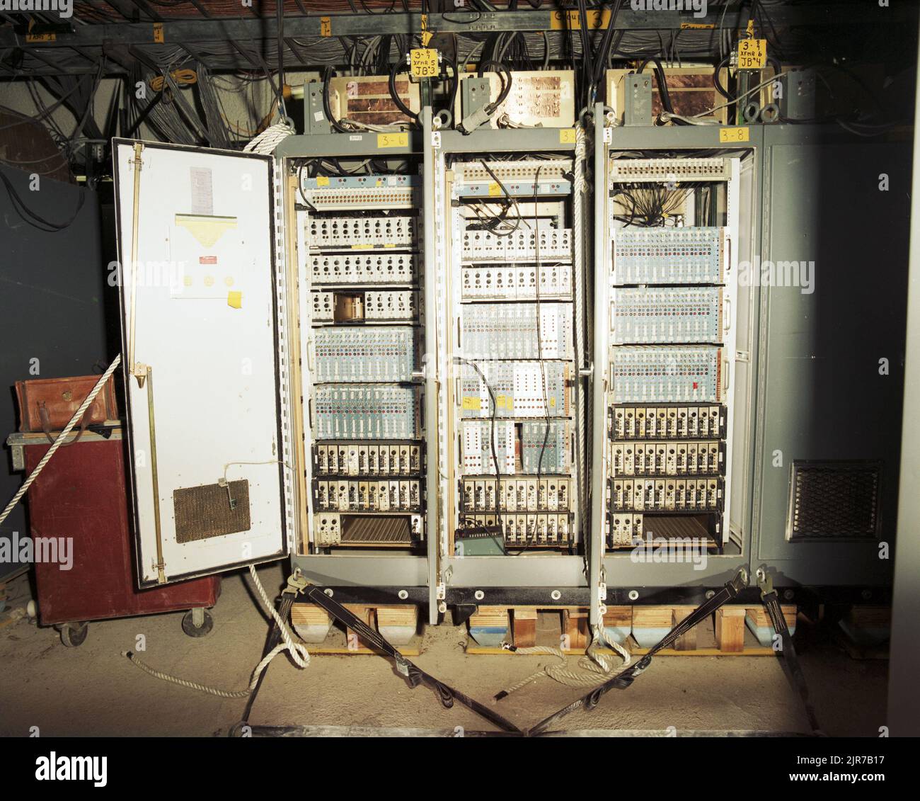 A850451 U12N NEBELREGEN DOD-NISCHEN/REGALE RONALD E. KITCHEN (PROJECT ENGINEER) MAR 27 85 EG&G/NTS PHOTO LAB VERÖFFENTLICHUNGSDATUM: 3/27/1985 NISCHE; DIGITALE NISCHE; DIGITALE GERÄTE; DOD-NISCHE; DOD-NISCHEN/REGALE; EDGERTON, GERMESHAUSEN & GRIER; EG&G; GERÄTE UND INSTRUMENTE; GERÄTE (SNL); INSTRUMENTE UND AUSRÜSTUNG; NEBELREGEN; NEBELREGNERTEST; NEVADA; NEVADA-TESTGELÄNDE; NTS; KERNENERGIETECHNIK; KERNWAFFENTESTS; KERNWAFFENTESTS; TESTSTANDORTE; UGT; UNTERIRDISCH; UNTERIRDISCH; DRÄHTE UND KABEL; NEBLIGE REGEN-DOD-NISCHEN/REGALE, HISTORISCHE BILDER. 1972 - 2012. Energieministerium. National Nuclear S Stockfoto