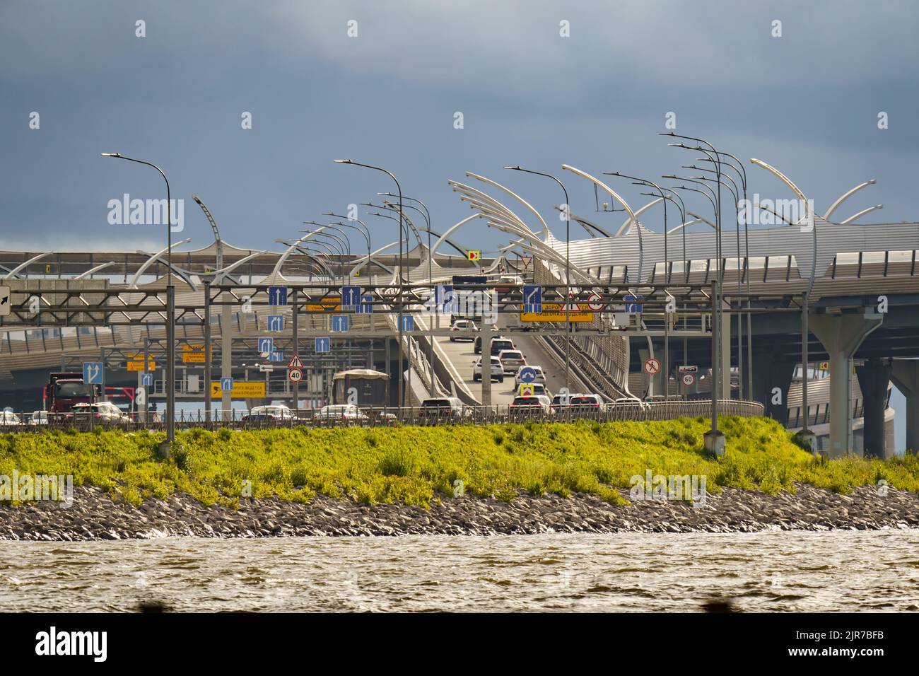 Russland, St. Petersburg, 29. Juli 2022: Ausfahrt von der Insel Vasiljewski auf die Schnellstraße, Straßenschilder über die Mautstraße, Autoverkehr an Stockfoto