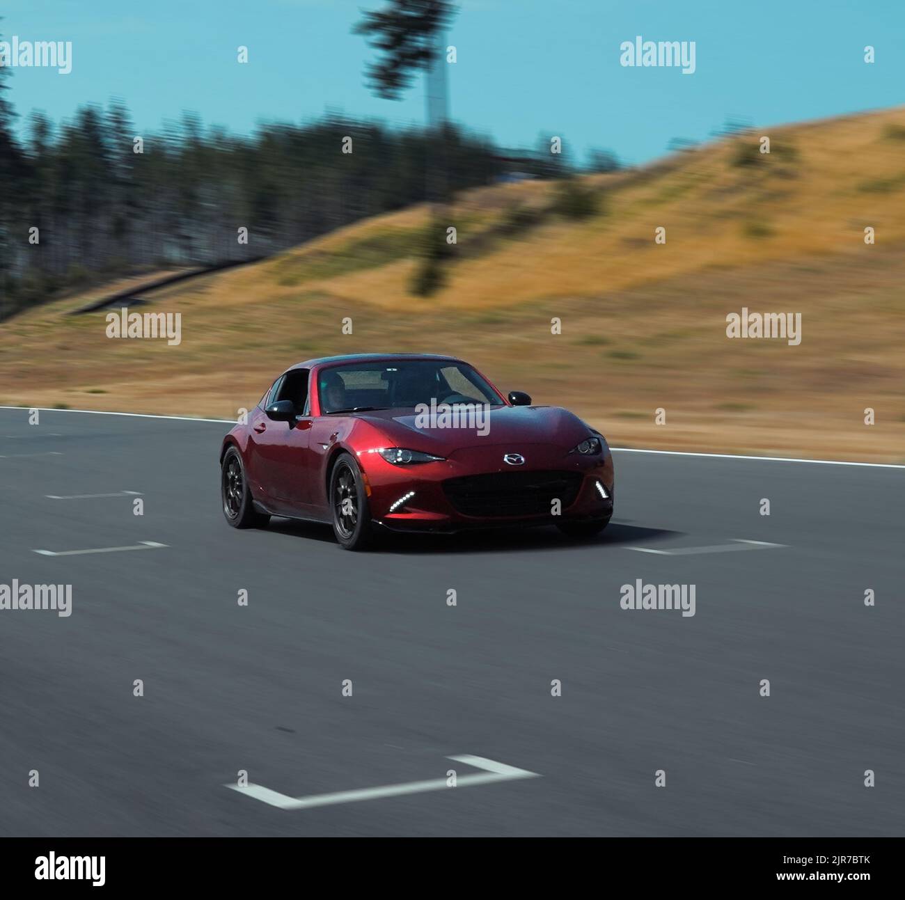 Ein roter Mazda MX5 auf der Rennstrecke Stockfoto