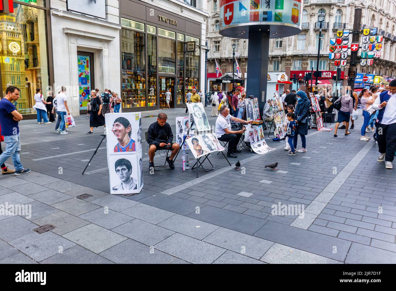 Karikaturisten zeigen ihre Bilder für touristische Souvenirs auf dem Leicester Square im West End, im Zentrum von London WC2 Stockfoto