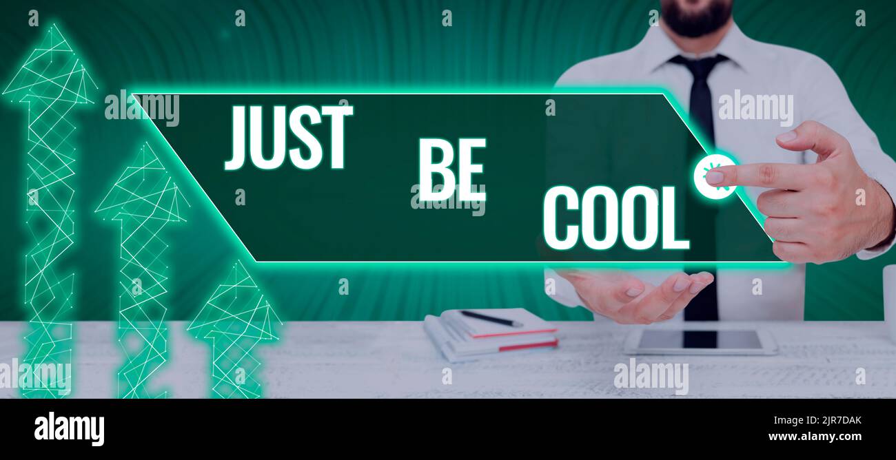 Hand schreiben Zeichen nur cool sein, Geschäftsübersicht Haben Sie eine gute Einstellung entspannt sein positive Lächeln Cheer You Up Mann mit Einem Tablet Druck auf Digital PR Stockfoto