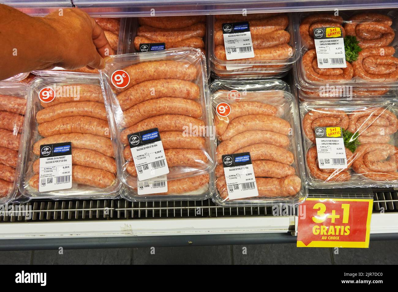 Würzige Schweinswürste in einem Supermarkt Stockfoto