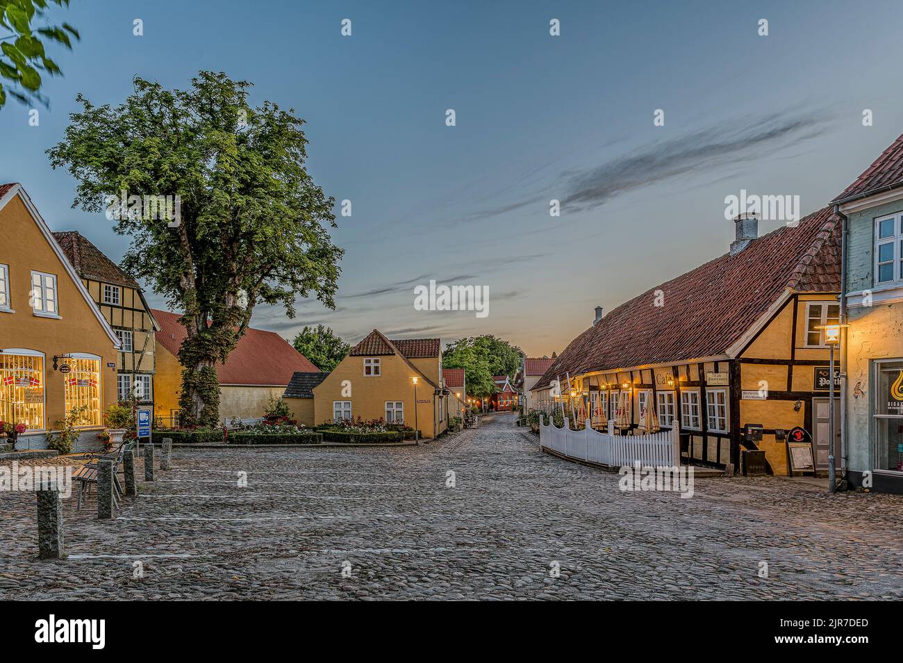 Der Platz in der idyllischen Stadt Mariager in der Dämmerungsstunde mit Licht von den Straßenlaternen, Dänemark, 5. August 2022 Stockfoto