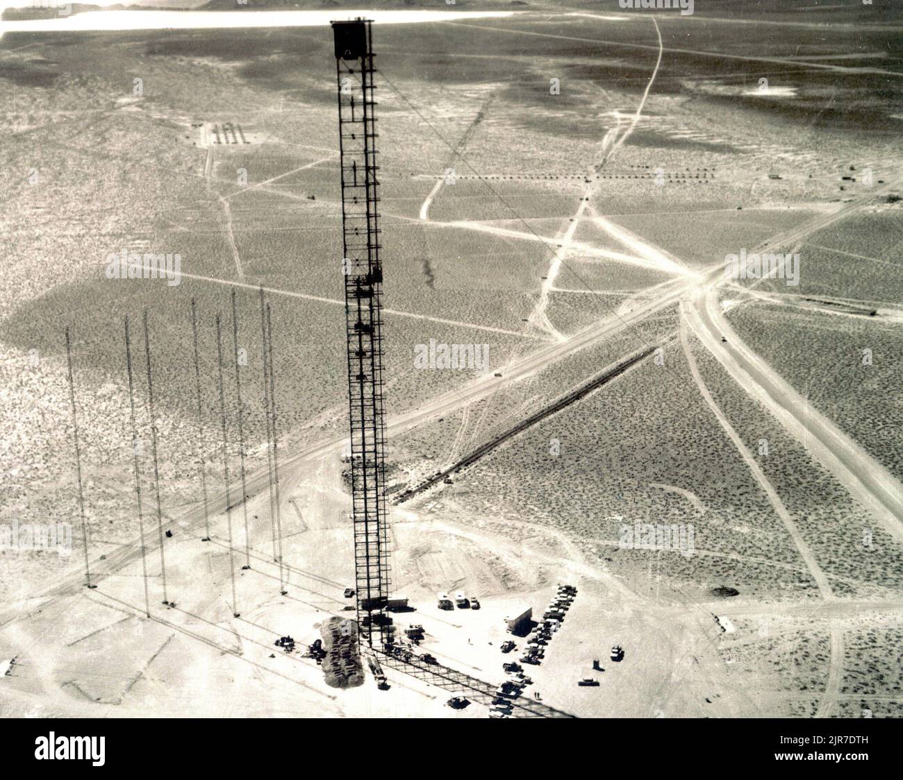 A841137 FIZEAU TOWER TEST COPY NEG CARTER D. BROYLES SEP 26 84 EG&G/NTS PHOTO LAB(Archivist's Note: Sepia photo of vorläufig preparations for Fizeau atmosphäric Tower Test performed on 9/14/57 at NTS) Veröffentlichungsdatum: 9/26/1984 ATMOSPHERIC TESTING; COPY NEGATIVE; EDGERTON, GERMESHAUSEN & GRIER; EG&G; AUSRÜSTUNG UND INSTRUMENTE; AUSRÜSTUNG (SNL); FIZEAU; FIZEAU TEST; FIZEAU TOWER TEST; INSTRUMENTE UND AUSRÜSTUNG; NEVADA; NEVADA; NEVADA TESTGELÄNDE; NTS; KERNENERGIETECHNIK; KERNWAFFENTESTS; KERNWAFFENTESTS; OPERATION PLUMBBOB; PRE-SHOT-FOTOS; TESTSTANDORTE; TURMPRÜFUNGEN; TÜRME; TÜRME (STAND-ALONE); Stockfoto