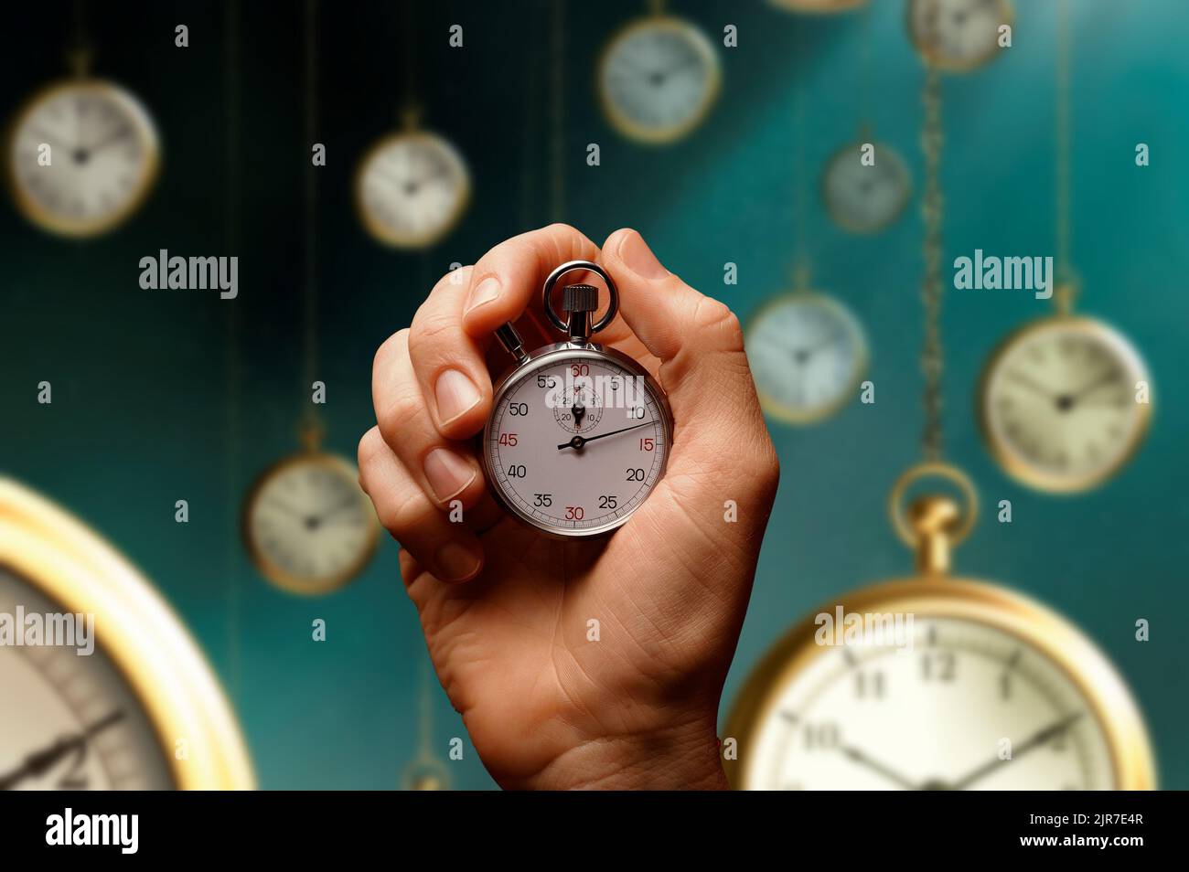 Eine Hand hält eine Stoppuhr fest, während die Zeit durch fliegende Uhren vergeht. Konzept der Zeit, die fliegt Stockfoto