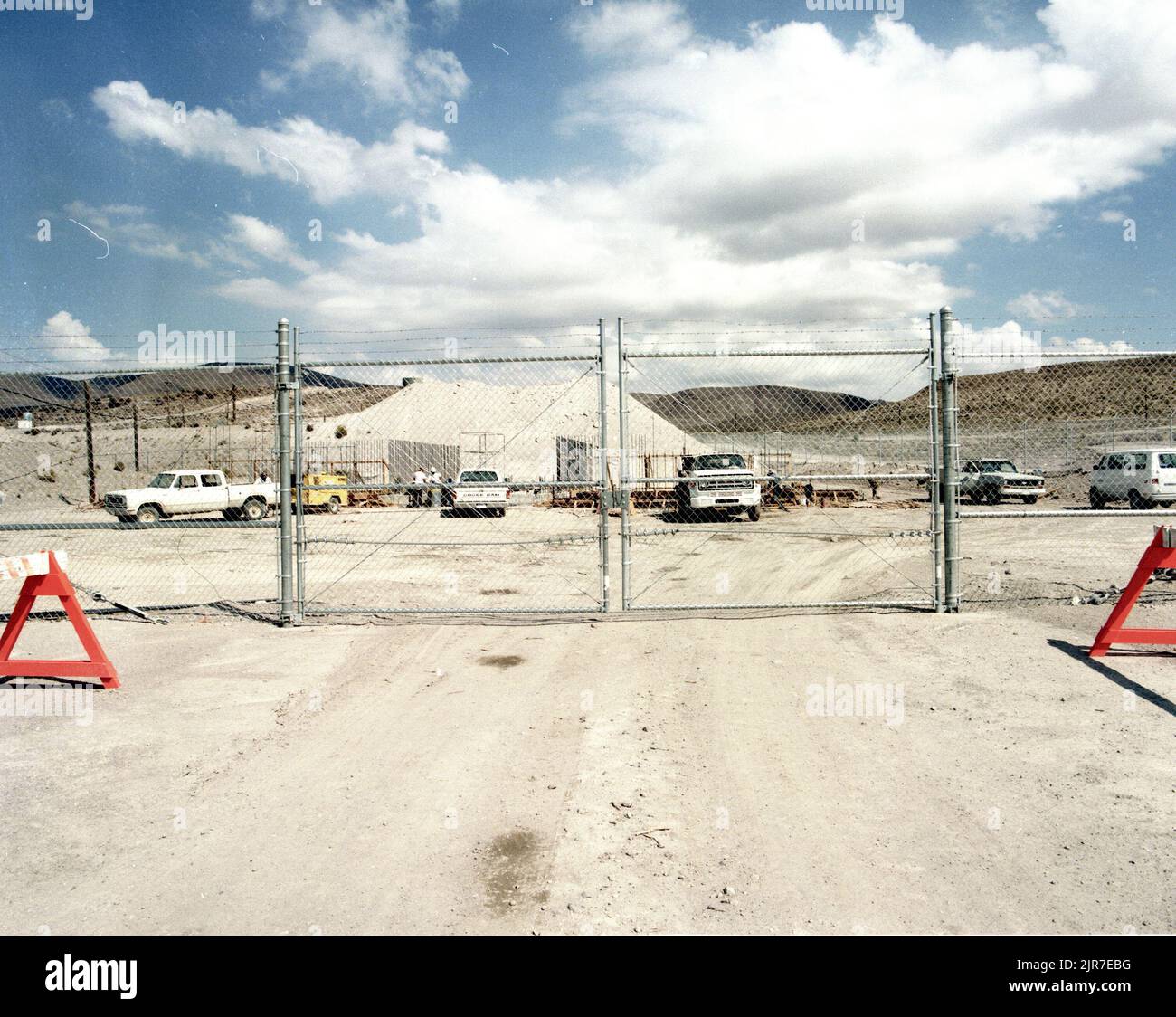 A840931 SAFEGUARD BAKER-STANDORT JAMES WALTHER (PROJECT ENGINEER) JUL 19 84 EG&G/NTS PHOTO LAB VERÖFFENTLICHUNGSDATUM: 7/19/1984 AREA 27 SAFEGUARD; BAKER; BAKER-STANDORT; EDGERTON, GERMESHAUSEN & GRIER; EG&G; AUSRÜSTUNG UND EINRICHTUNGEN; AUSRÜSTUNG UND EINRICHTUNGEN (SNL); AUSRÜSTUNG (SNL); EINRICHTUNGEN (SNL); ZÄUNE; ZÄUNE, CHAIN LINKED; NEVADA; NEVADA-TESTGELÄNDE; NTS; KERNENERGIETECHNOLOGIE; KERNWAFFENTESTS; SCHUTZMASSNAHMEN; SANDIA-ANLAGEN; SICHERHEIT; SICHERHEITSMASSNAHMEN; ÜBERWACHUNGSSYSTEME; TESTSTANDORTE; UGT; UNTERIRDISCHE TESTS; HISTORISCHE AUFNAHMEN DES SAFEGUARD-BAKER-STANDORTS. 1972 - 2012. Energieministerium. National Nucle Stockfoto