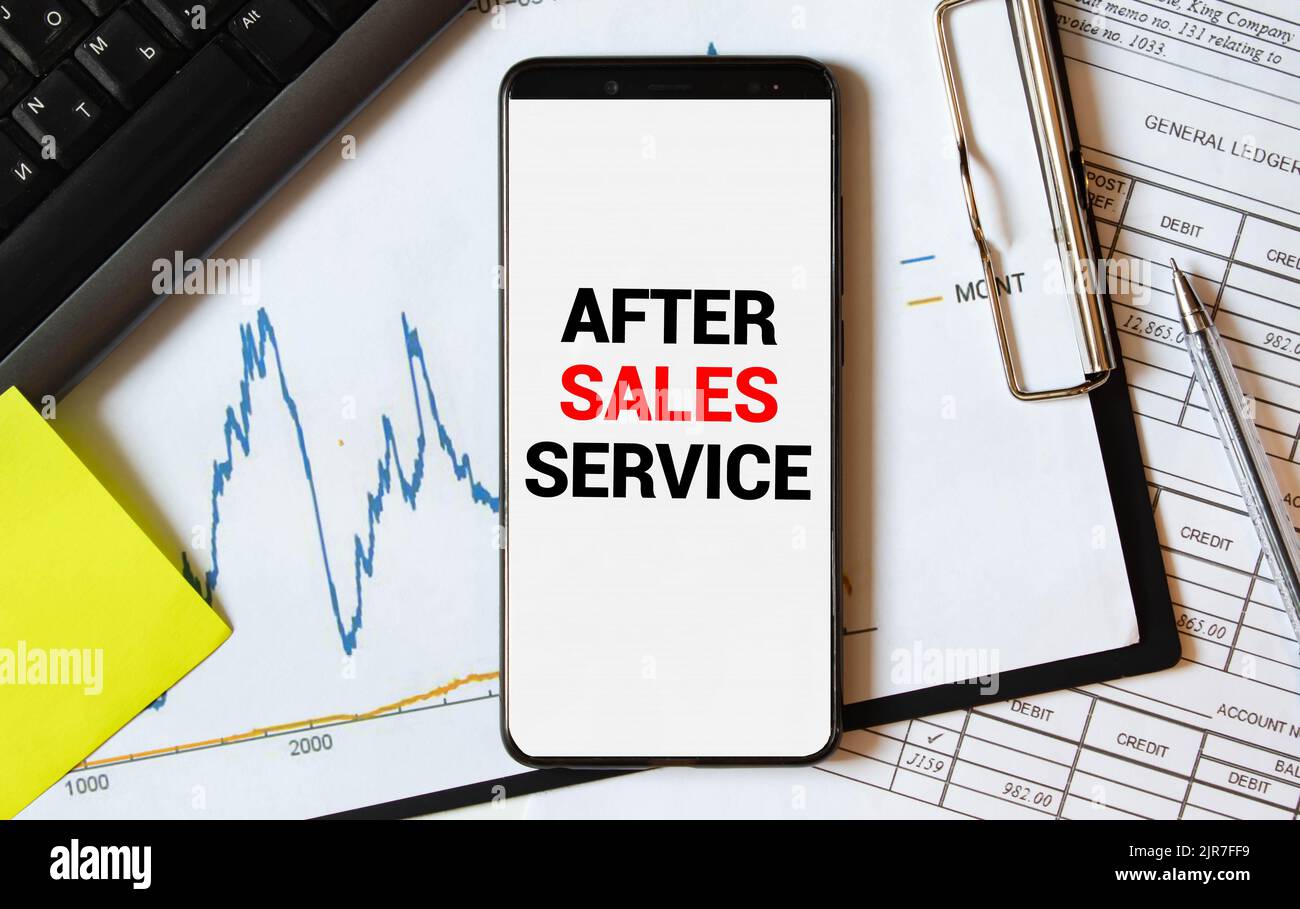 Leuchtkasten mit Text WIR SIND AUF weißem Hintergrund mit Wecker Geschenke und Pflanzen, Wiedereröffnung nach covid-19 Abschaltung Konzept GEÖFFNET Stockfoto