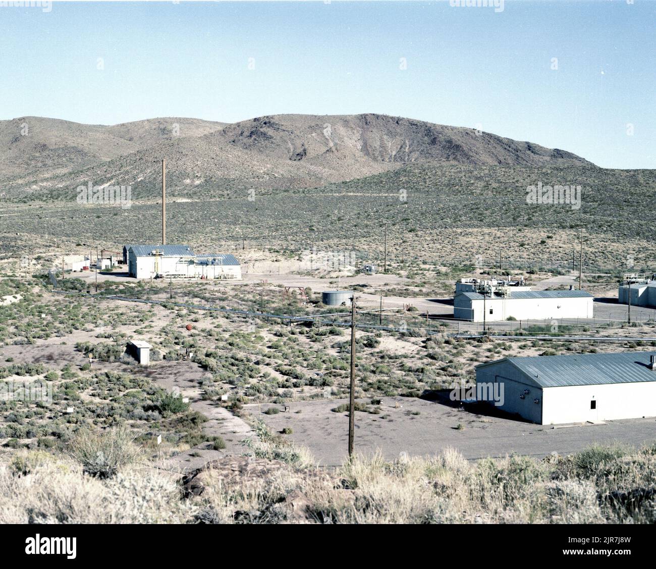 A831240 SCHUTZGEBIET 27 ABSPERRANLAGE WALTHER (PROJEKTINGENIEUR) OCT 4 83 EG&G/NTS FOTOLABOR VERÖFFENTLICHUNGSDATUM: 10/4/1982 FLÄCHE 27; FLÄCHE 27 ABSPERRANLAGE; FLÄCHE 27 BAUUNTERSUCHUNG; BARRIEREN; EDGERTON, GERMESHAUSEN & GRIER; EG&G; AUSRÜSTUNG UND EINRICHTUNGEN; AUSRÜSTUNG UND EINRICHTUNGEN (SNL); AUSRÜSTUNG (SNL); EINRICHTUNGEN (SNL); ZÄUNE; ZÄUNE, CHAIN LINKED; NEVADA; NEVADA-TESTGELÄNDE; NTS; KERNENERGIETECHNOLOGIE; ATOMTESTS; SCHUTZMASSNAHMEN; SANDIA-ANLAGEN; LANDSCHAFT; SICHERHEIT; SICHERHEITSMASSNAHMEN; TESTSTANDORTE; UGT; UNTERIRDISCHE ERPROBUNG; SCHUTZGEBIET 27-FÄHIGE HISTORISCHE BILDER. 1972 - 2012. Abteilung von Stockfoto