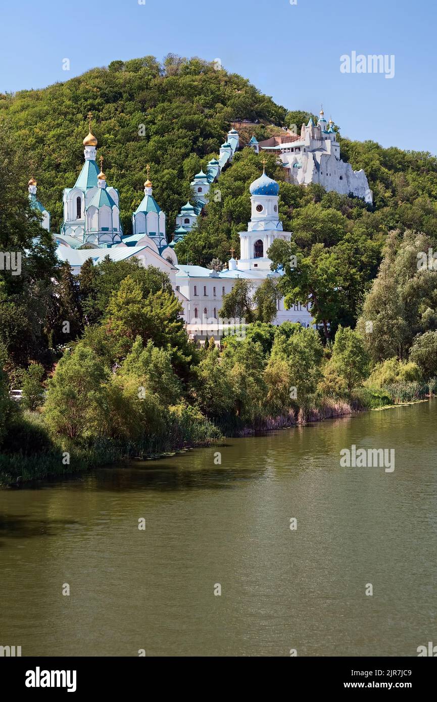 Die Swjatohirsk Lavra vom rechten Ufer des Seversky Donets, Ukraine Stockfoto