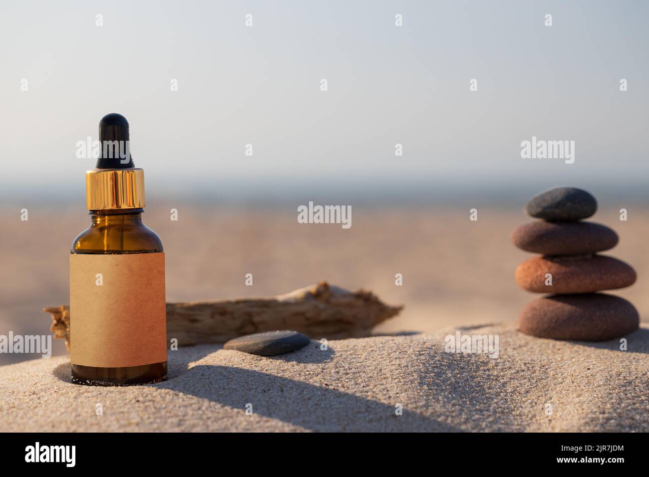 Mock-up Bio-Naturkosmetik, Sommer Hautpflege-Konzept. Flasche mit Strandtröpfchen, natürliche Zusammensetzung. Stockfoto