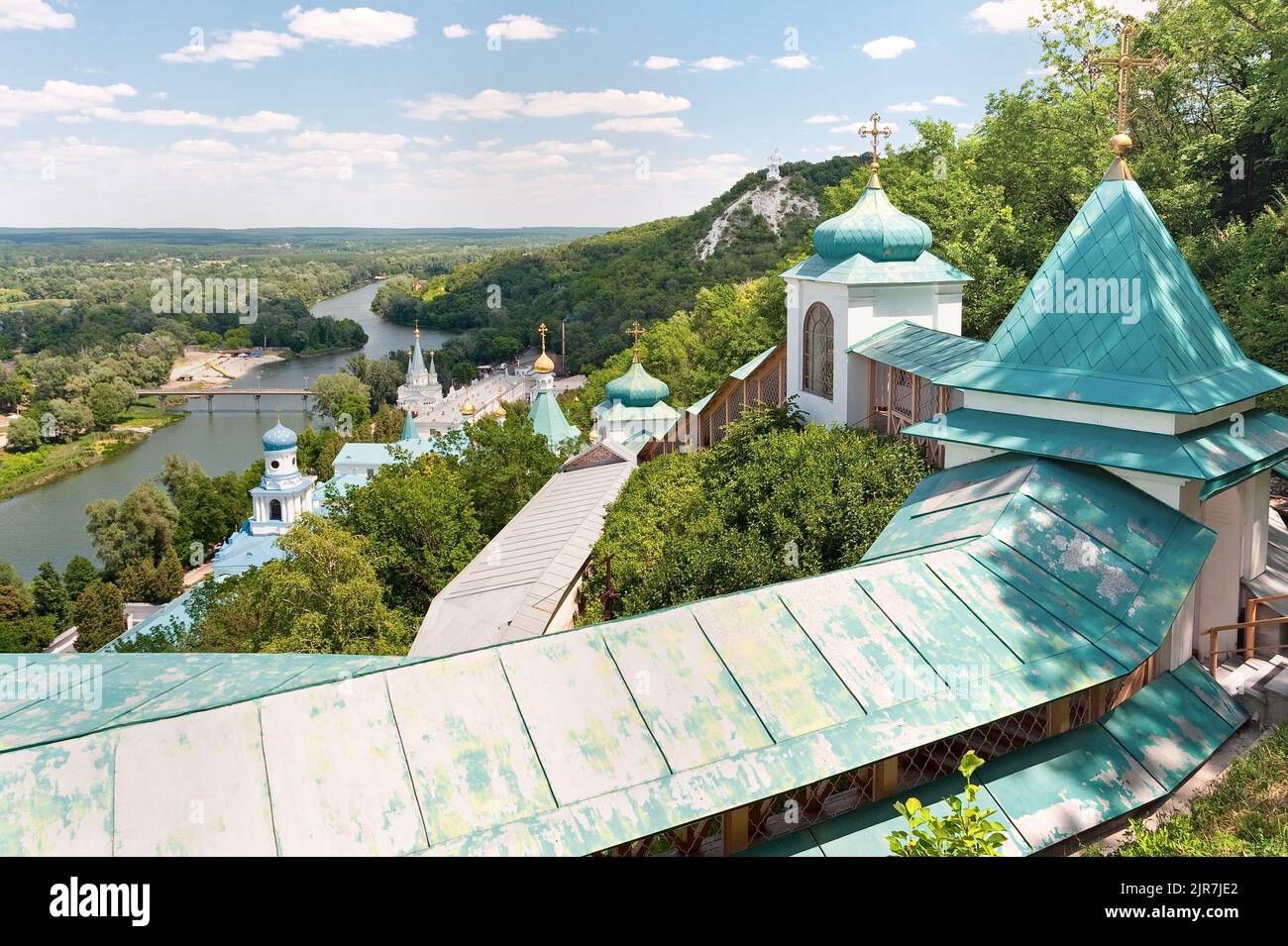 Die Swjatohirsk Lavra vom linken Ufer des Seversky Donets River, Ukraine Stockfoto