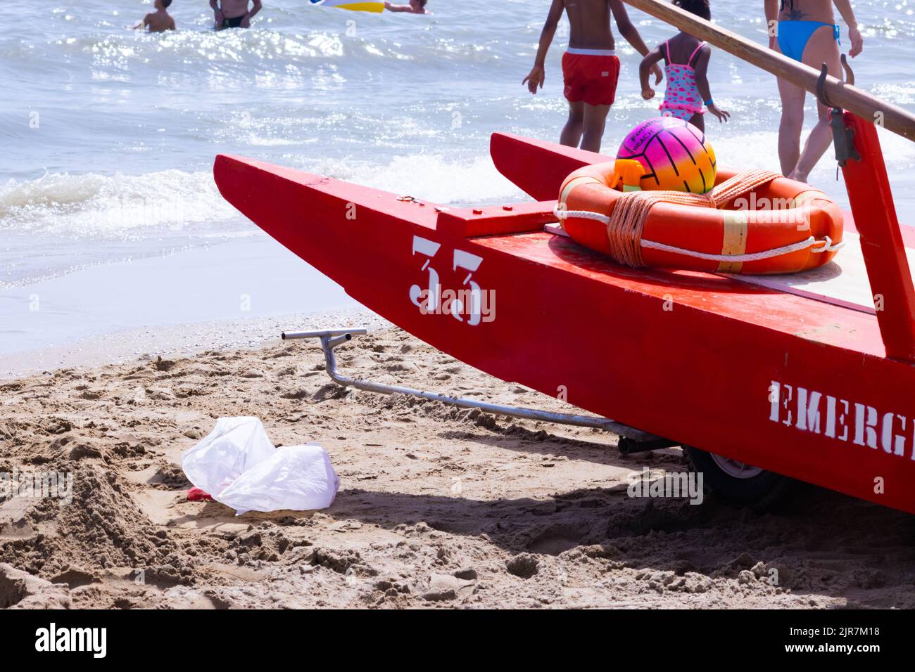 Rettungsboot am Strand im Sommer. Rimini, Italien. Stockfoto