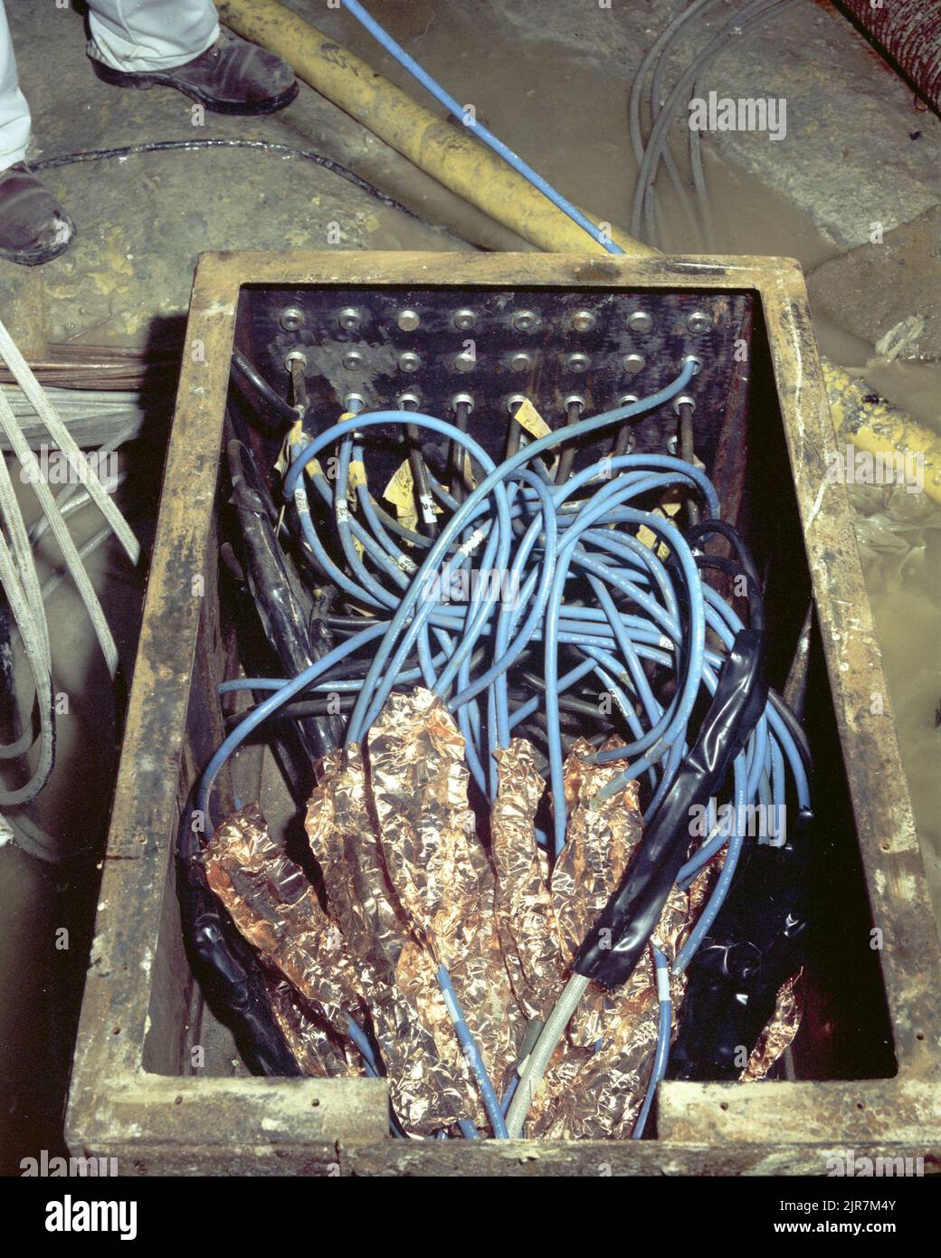 A830612 U12N MINI JADE ALLGEMEINE AUFNAHMEN DONOHOE (PROJEKTINGENIEUR) MAI 4 83EG&G/NTS FOTOLABOR VERÖFFENTLICHUNGSDATUM: 5/4/1983 EDGERTON, GERMESHAUSEN & GRIER; EG&G; ALLGEMEINE AUFNAHMEN; MINI JADE; N-TUNNEL; NEVADA; NEVADA-TESTGELÄNDE; NTS; KERNENERGIETECHNIK; ROHRE; STANGEN; TESTSTANDORTE; TUNNEL; TUNNEL NACH NUTZUNG; UGT; UNTERIRDISCHE TESTS; WASSERKONTAMINATION; WAFFENEFFEKTE; HISTORISCHE BILDER VON DRÄHTEN UND KABELN. 1972 - 2012. Energieministerium. National Nuclear Security Administration. Fotos im Zusammenhang mit Atomwaffentests auf dem Testgelände in Nevada. Stockfoto