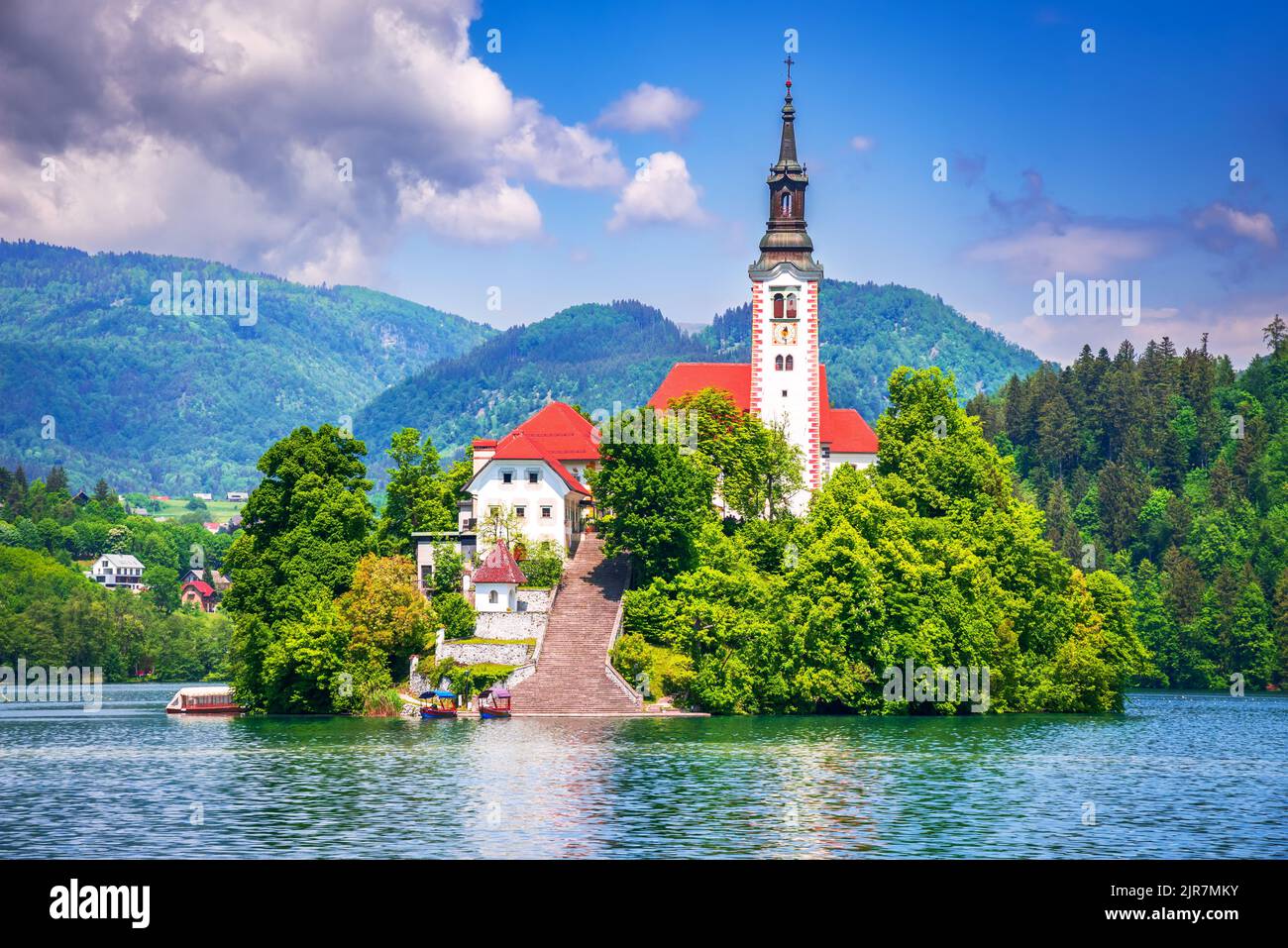 Bled, Slowenien. Erstaunlicher Bled See, Insel und Kirche mit den Julischen Alpen Bergkette Hintergrund, Europa Scheinwerfer. Stockfoto