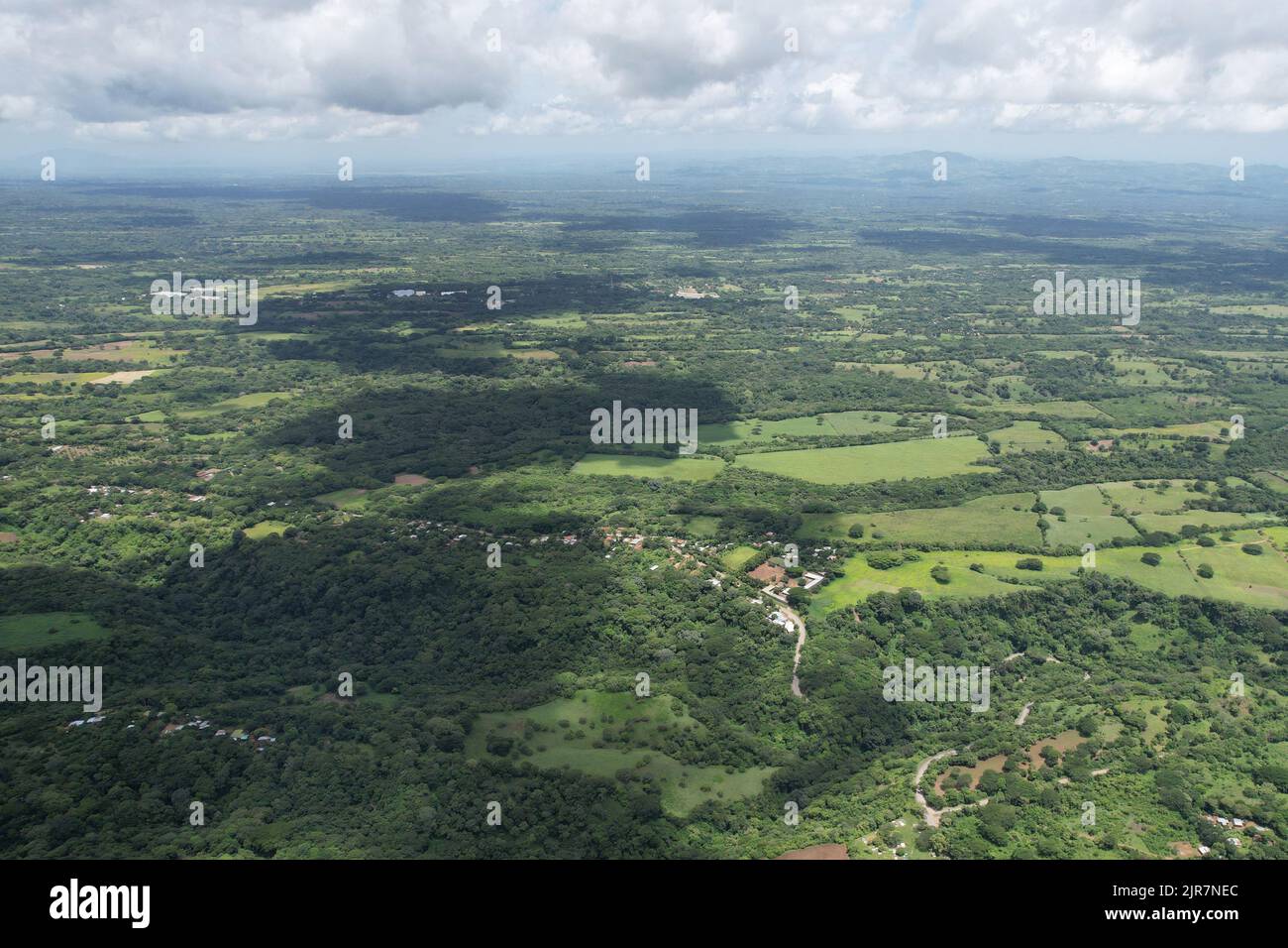 Große Wolke Schatten auf grüne Landschaft Hintergrund Luftdrohne Ansicht Stockfoto
