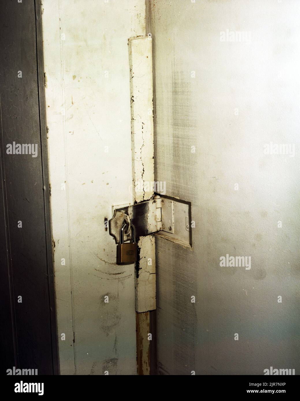 A821895 SCHUTZGEBIET 11 BAUVERMESSUNG WALTHER (PROJEKTINGENIEUR) NOV 2 82 EG&G/NTS FOTOLABOR VERÖFFENTLICHUNGSDATUM: 11/2/1982 FLÄCHE 11; FLÄCHE 11 BAUVERMESSUNG; BAUVERMESSUNG; GEBÄUDE; TÜREN; EDGERTON, GERMESHAUSEN & GRIER; EG&G; AUSRÜSTUNG UND EINRICHTUNGEN; AUSRÜSTUNG UND EINRICHTUNGEN (SNL); AUSRÜSTUNG (SNL); EINRICHTUNGEN (SNL); NEVADA; NEVADA-TESTGELÄNDE; NTS; KERNENERGIETECHNIK; KERNWAFFENTESTS; SCHUTZMASSNAHMEN; SANDIA-ANLAGEN; SICHERHEIT; SICHERHEITSMASSNAHMEN; TESTSTANDORTE; UGT; UNTERIRDISCHE TESTS; SAFEGUARD-AREA 11 GEBÄUDE historische Bilder. 1972 - 2012. Energieministerium. National Nuclear Secur Stockfoto