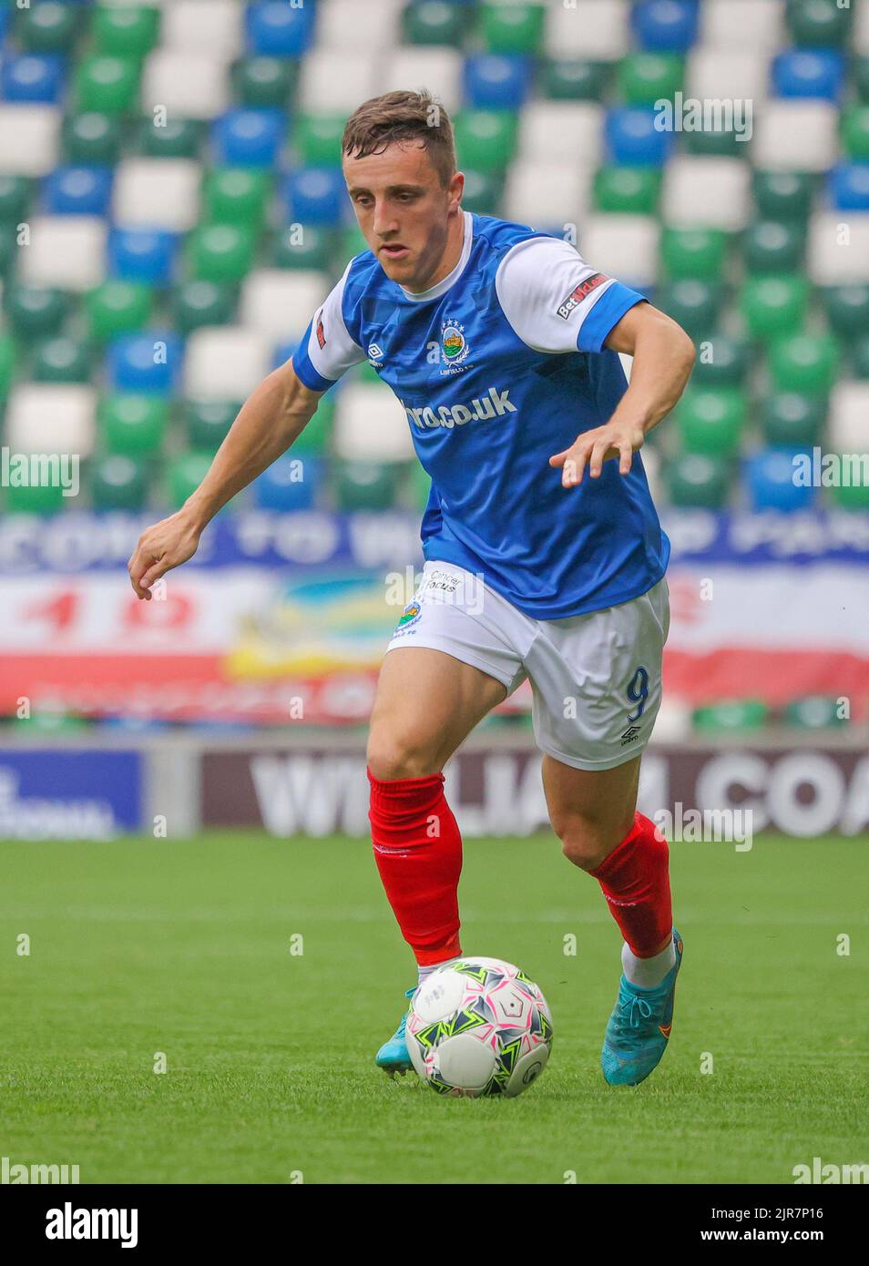 Windsor Park, Belfast, Nordirland, Großbritannien. 14 August 2022. Danske Bank Premiership – Linfield / Portadown. Fußballspieler in Aktion Linfield Fußballspieler Joel Cooper (9). Stockfoto