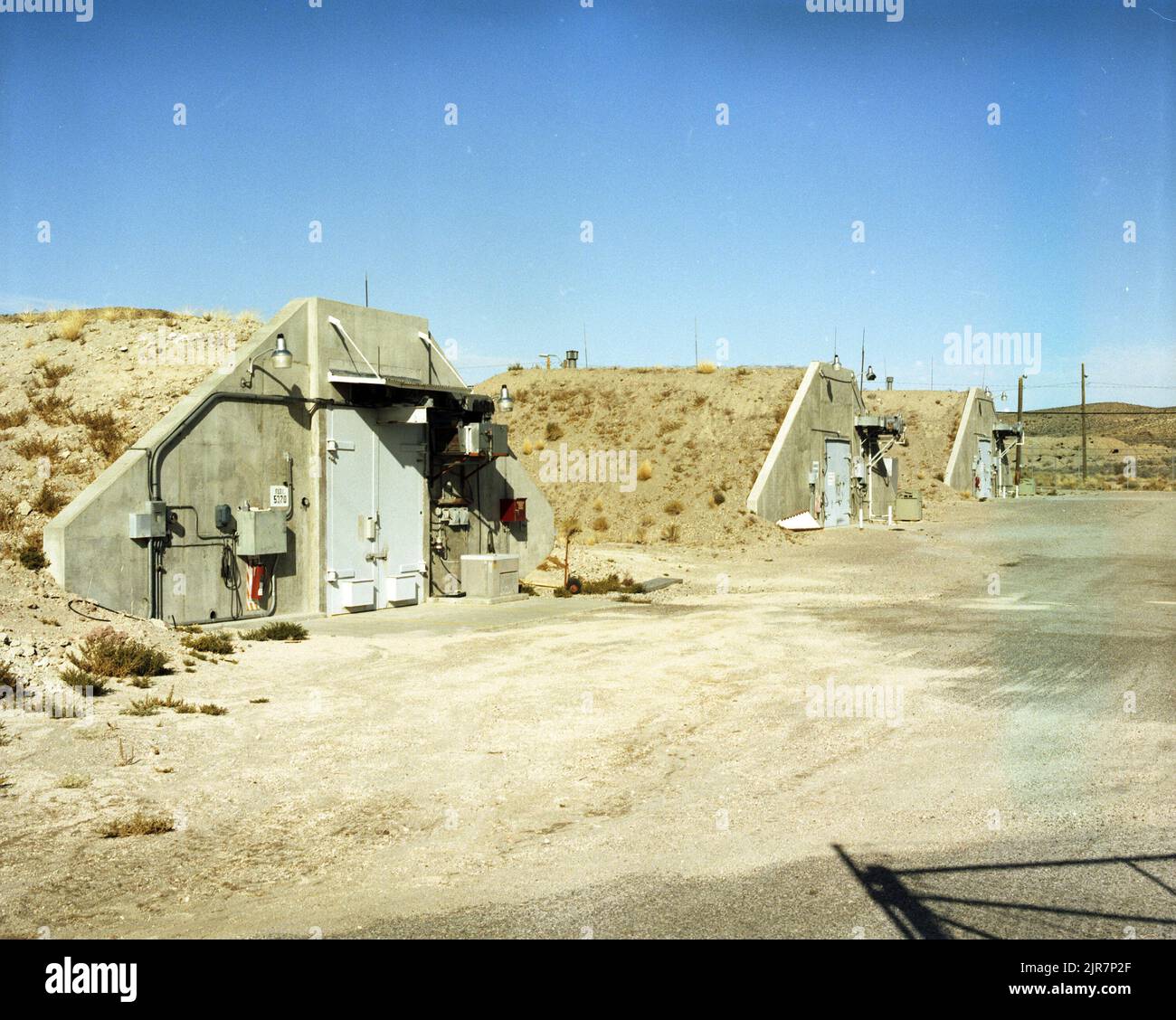 A821866 SCHUTZGEBIET 27 BAUVERMESSUNG WALTHER (PROJEKTINGENIEUR) NOV 1 82 EG&G/NTS FOTOLABOR VERÖFFENTLICHUNGSDATUM: 11/1/1982 FLÄCHE 27; FLÄCHE 27 BAUVERMESSUNG; BAUVERMESSUNG; BUNKER; TÜREN; EDGERTON, GERMESHAUSEN & GRIER; EG&G; AUSRÜSTUNG UND EINRICHTUNGEN; AUSRÜSTUNG UND EINRICHTUNGEN (SNL); AUSRÜSTUNG (SNL); EINRICHTUNGEN (SNL); NEVADA; NEVADA-TESTGELÄNDE; NTS; KERNENERGIETECHNIK; NUKLEARE LAGERRÄUME; ATOMTESTS; SCHUTZMASSNAHMEN; SANDIA-ANLAGEN; SICHERHEIT; SICHERHEITSMASSNAHMEN; TESTSTANDORTE; UGT; UNTERIRDISCHE TESTS; SCHUTZGEBIET 27 GEBÄUDE HISTORISCHE BILDER. 1972 - 2012. Abteilung von Stockfoto